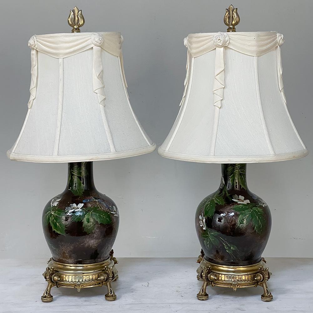 Fin du XIXe siècle Paire de lampes de table en faïence émaillée d'époque Napoléon III avec bases en bronze en vente