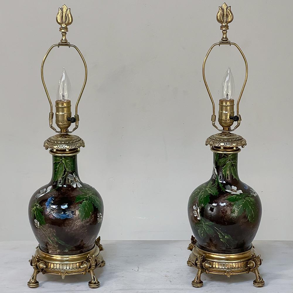 Paire de lampes de table en faïence émaillée d'époque Napoléon III avec bases en bronze en vente 1