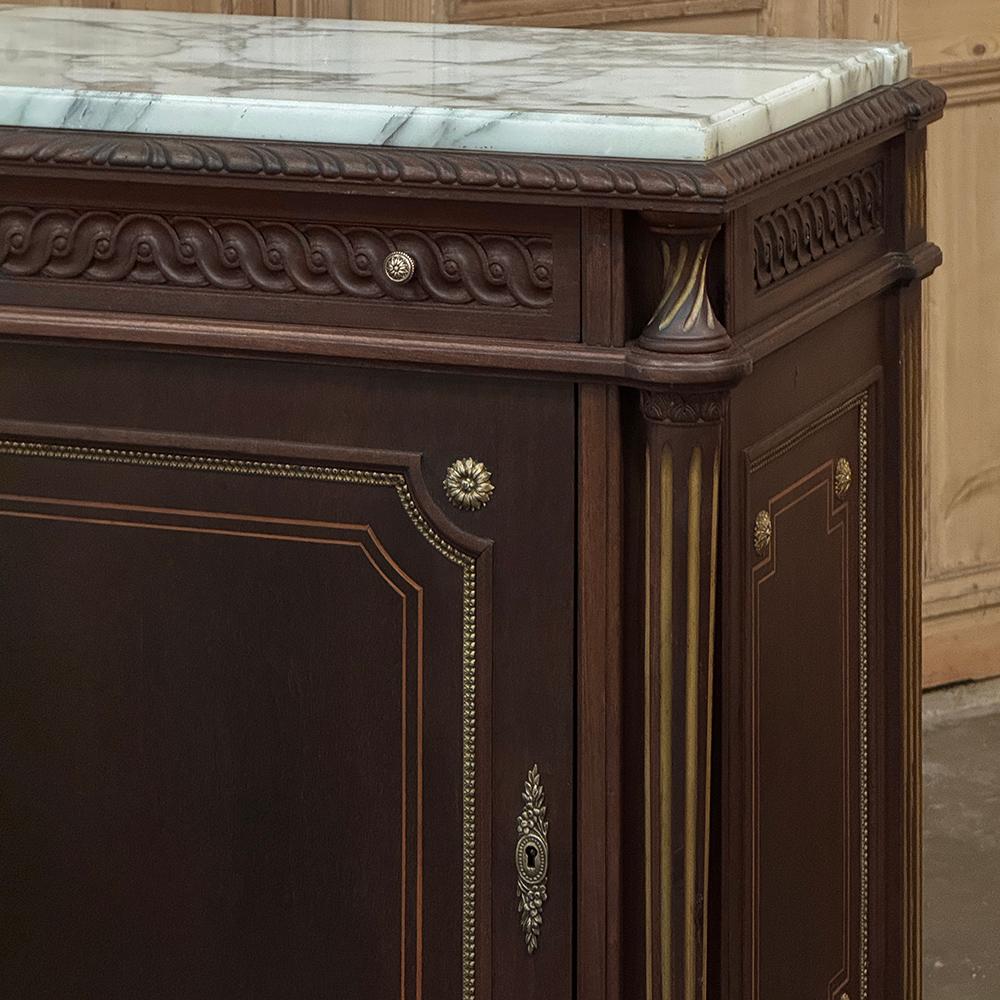 Pair Napoleon III Period Marble Top Mahogany Confituriers ~ Cabinets Fines del siglo XIX en venta