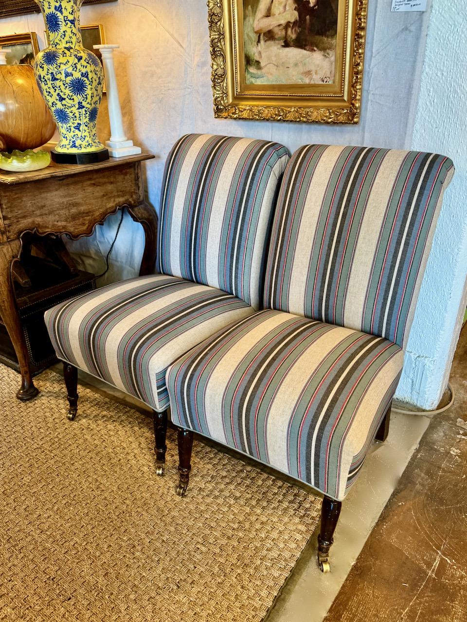 Es handelt sich um ein klassisches Paar Napoleon III Slipper Chairs aus der Zeit um 1870, die mit einem Leinenbezug in französischen Blau- und Grüntönen mit mehreren Streifen ins 21. Die Innenpolsterung wurde vollständig durch neue Materialien
