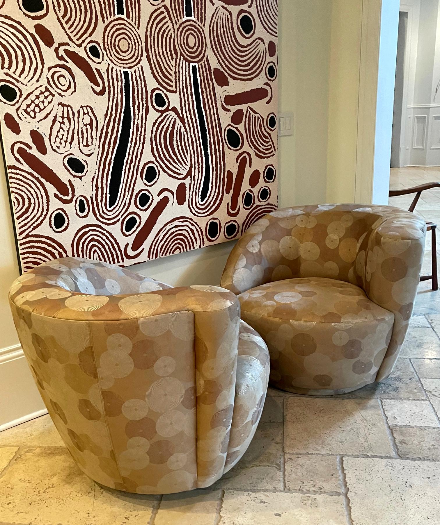 Paar Nautilus Swivel Club Chairs, zugeschrieben Directional im Zustand „Gut“ im Angebot in Atlanta, GA