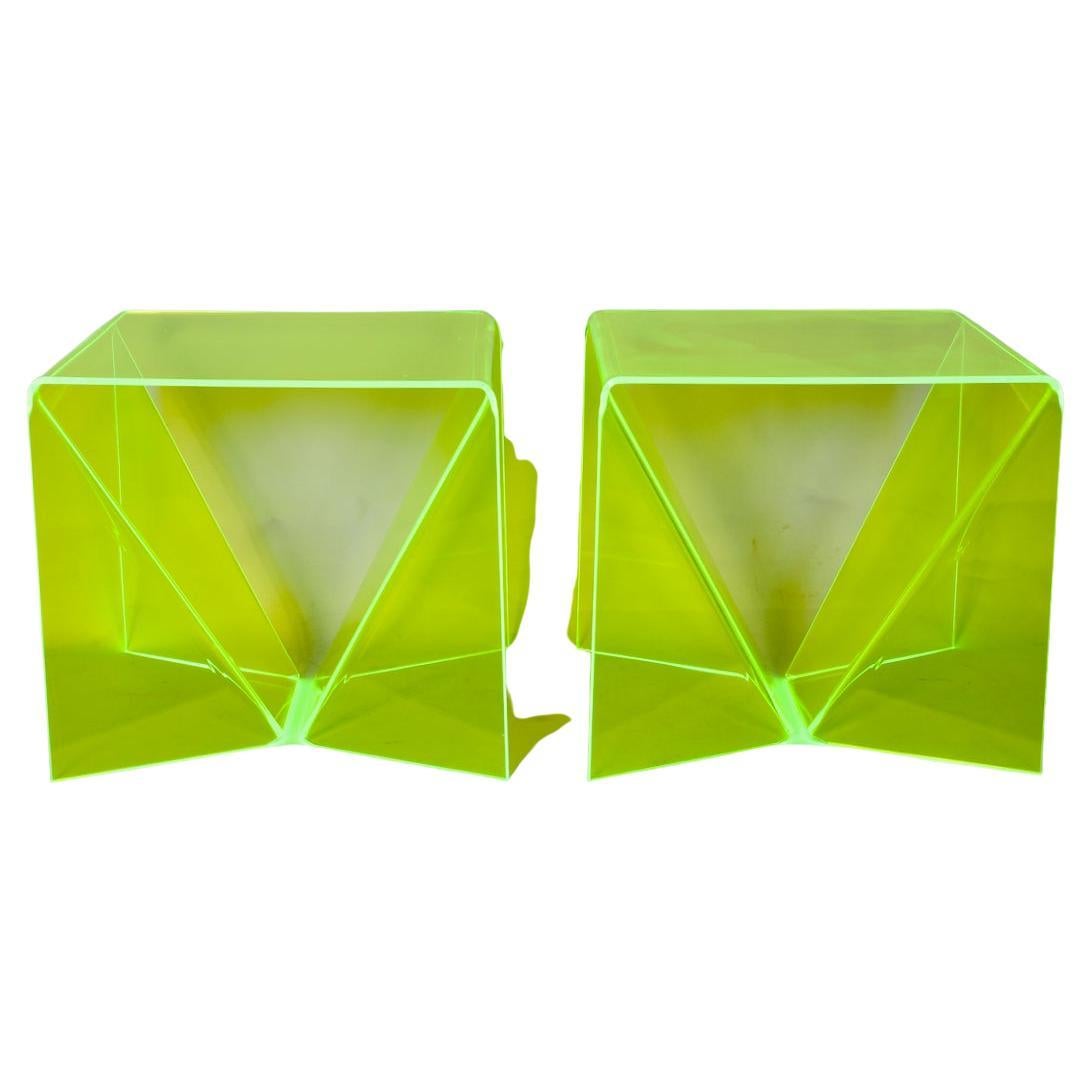 Paire de petites tables origami en plexiglas translucide vert électrique, tables basses, tables d'appoint.  Avec son design classique d'Origami Op Art en forme de carré soutenu en vert clair. Alors qu'il était artiste à New York, Neal Small s'est