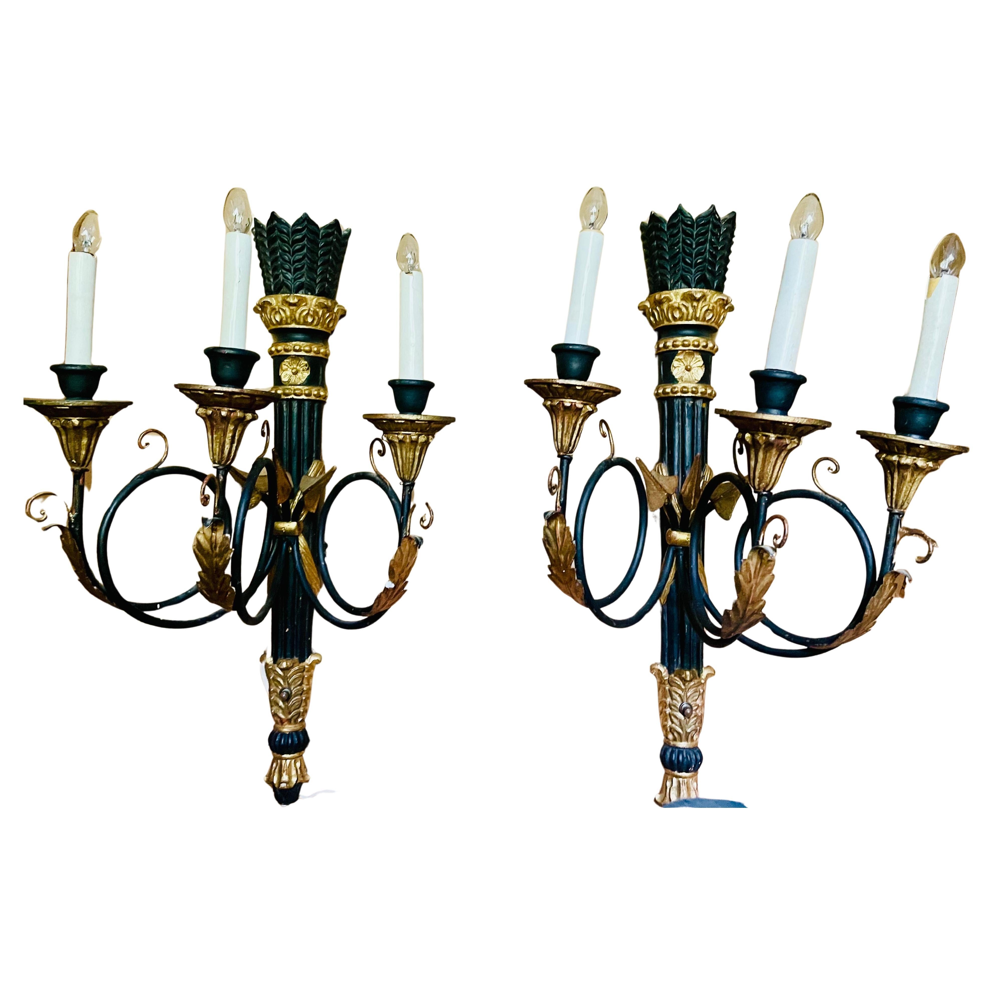 Pareja de apliques de pared neoclásicos italianos de madera tallada y hierro pintado en oro negro en venta