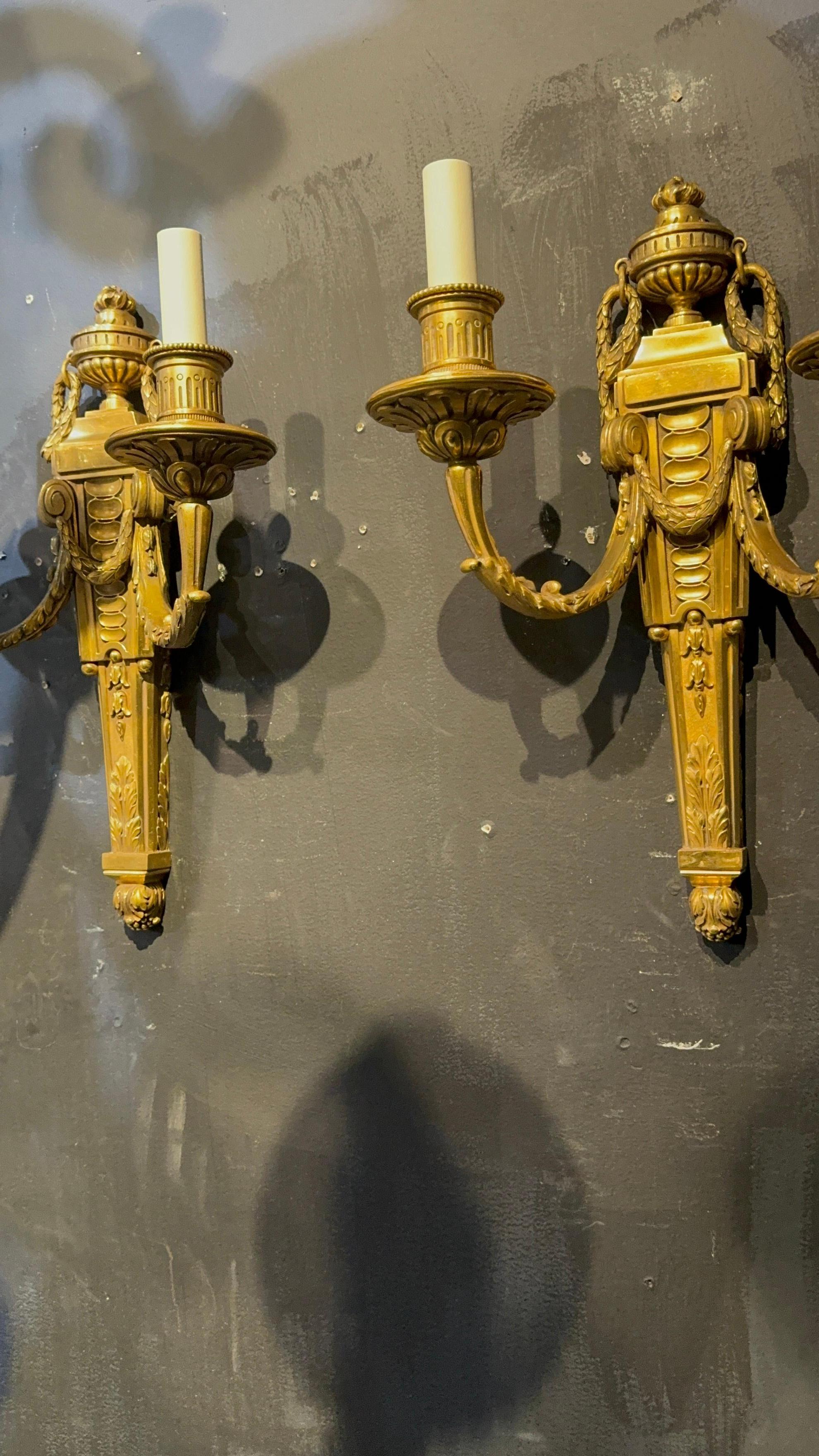 Pareja de candelabros neoclásicos de bronce Caldwell de 1900 Dorado en venta