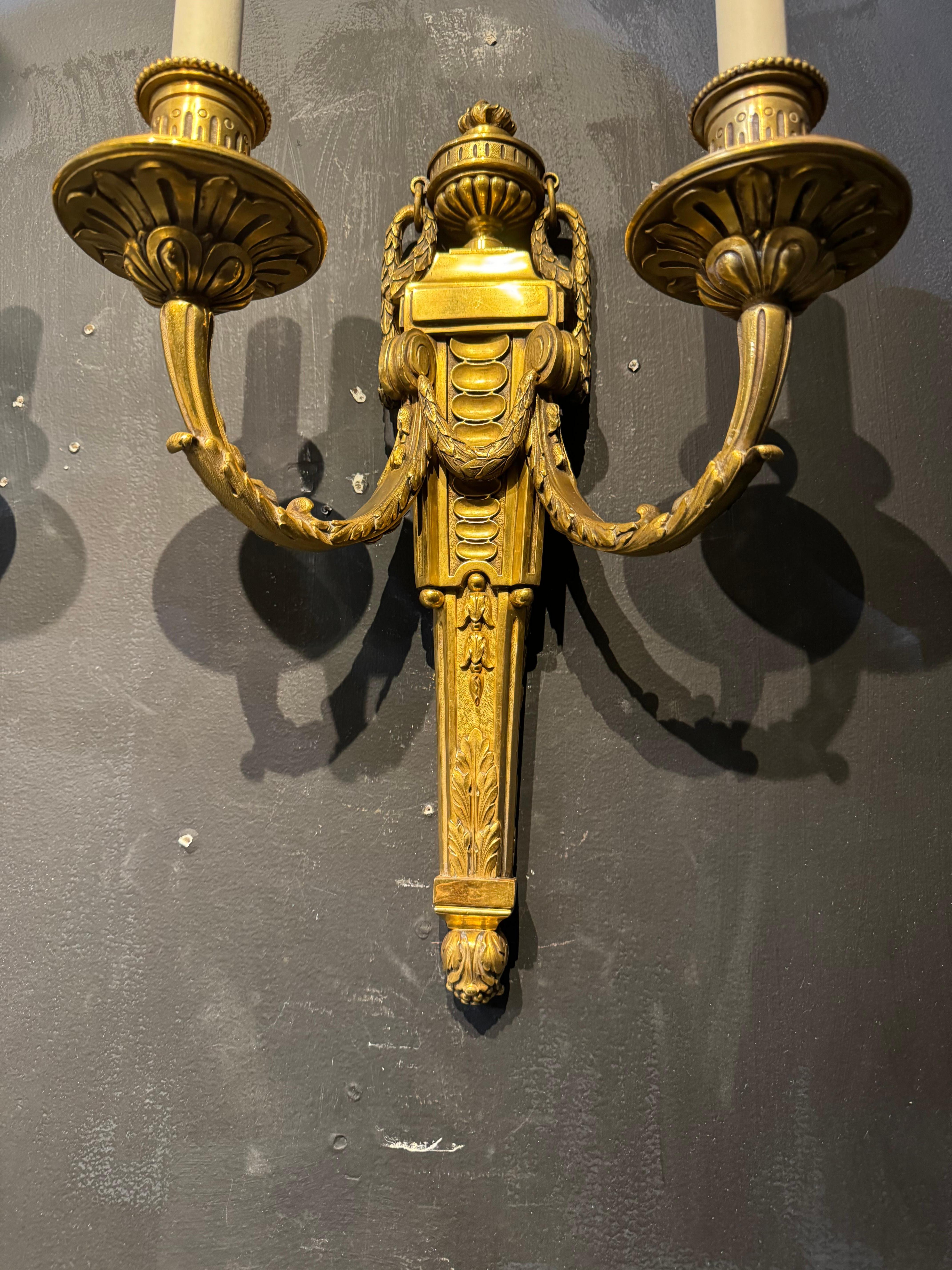 Estupendo par de apliques Caldwell de bronce dorado con diseño neoclásico.Acabado y pátina originales.