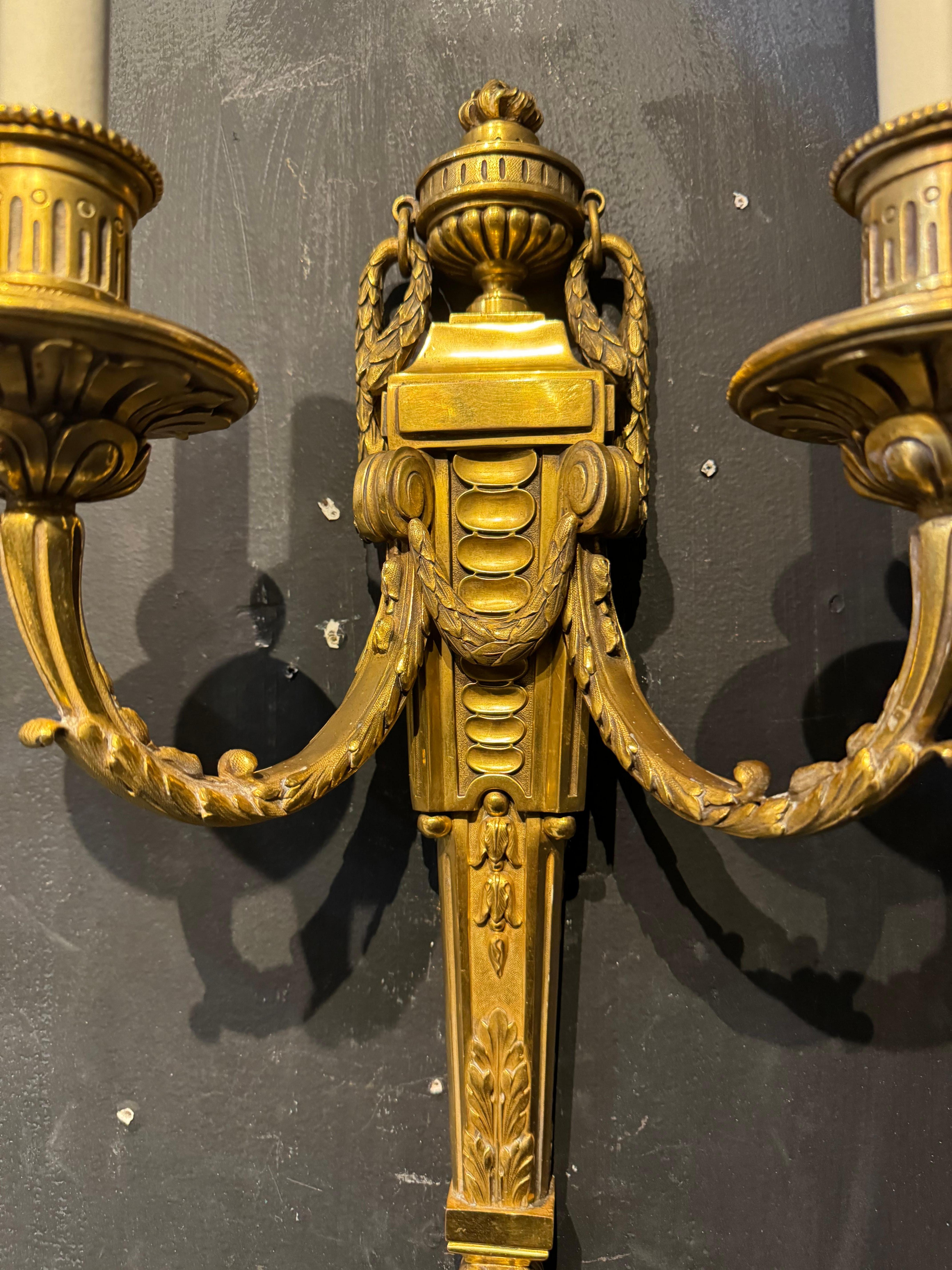 Pareja de candelabros neoclásicos de bronce Caldwell de 1900 Neoclásico en venta