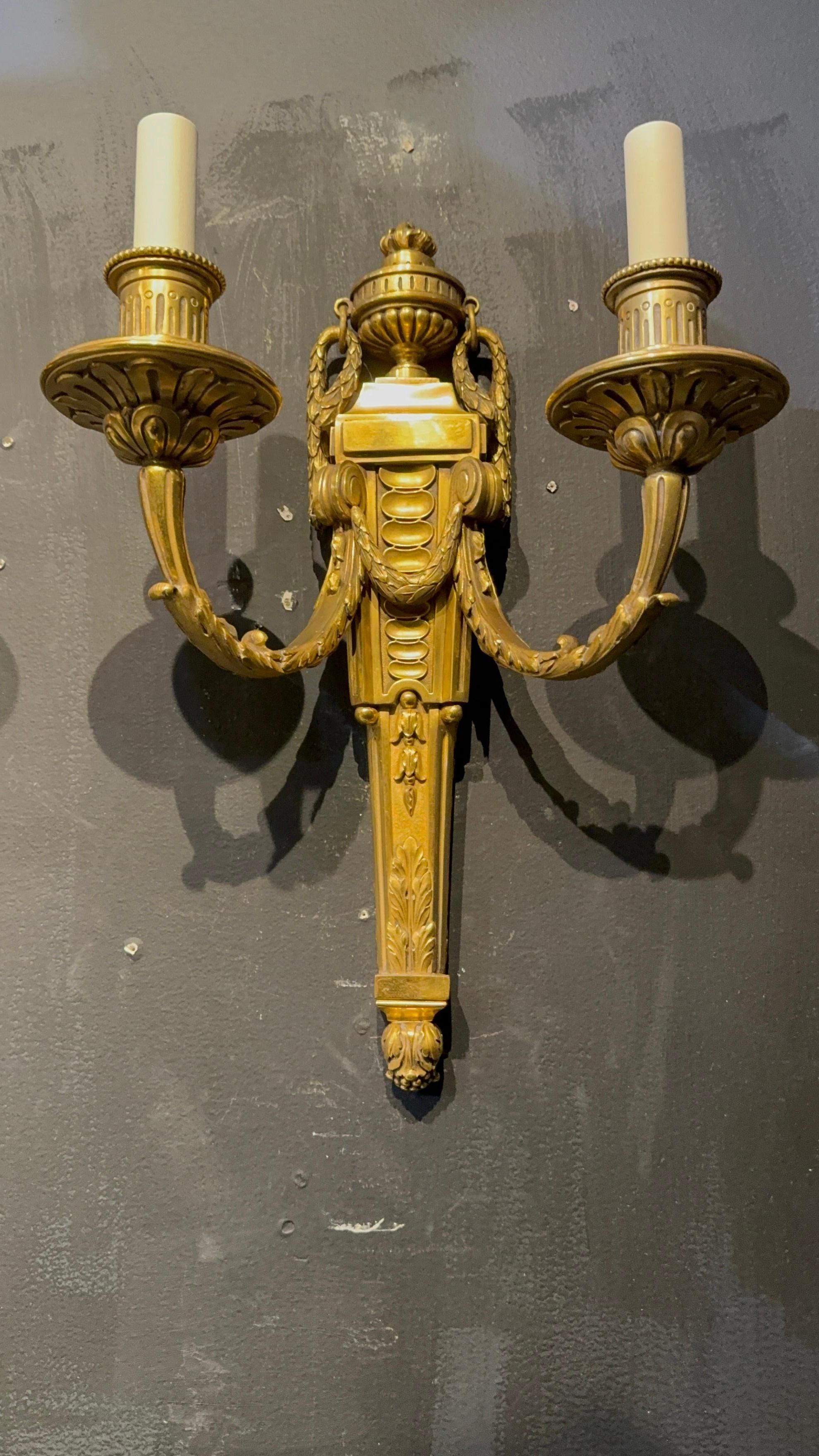 Pareja de candelabros neoclásicos de bronce Caldwell de 1900 Estadounidense en venta