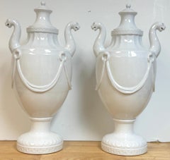 Pareja de urnas neoclásicas de porcelana Blanc de Chine, atribuidas a Nymphenburg, S. XX
