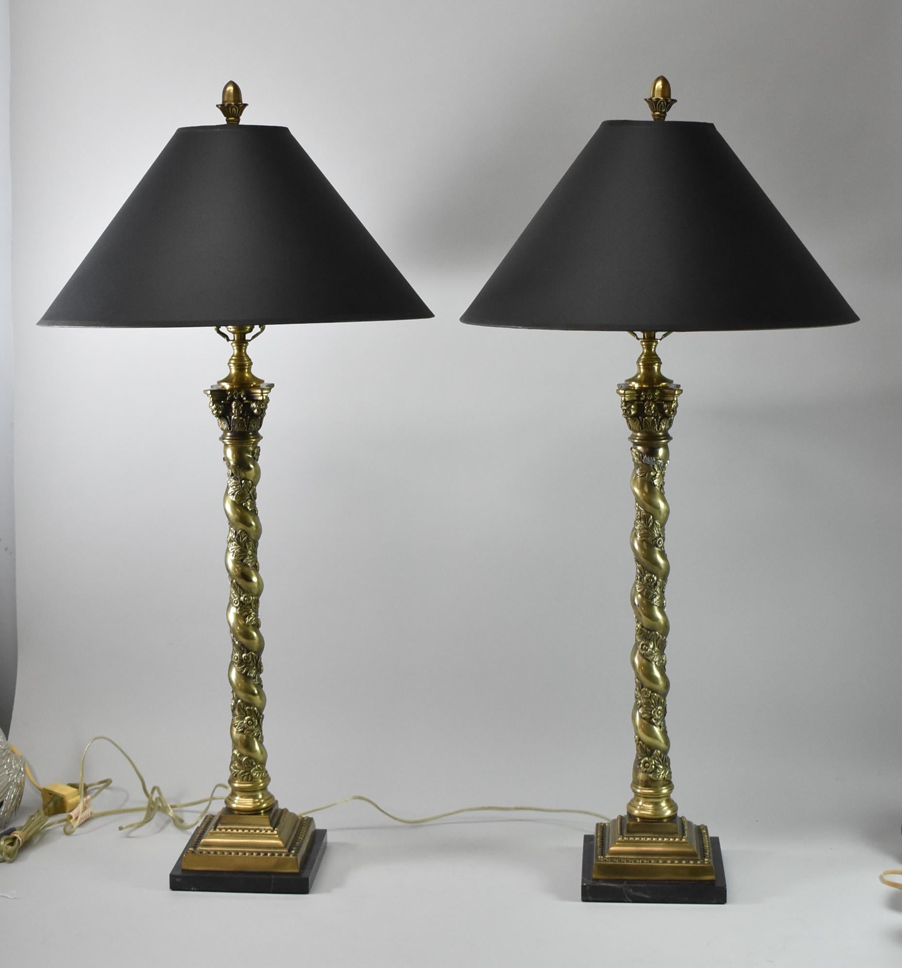 Paar neoklassizistische hohe Tisch- oder Buffetlampen aus Messing und Marmor (Neoklassisch) im Angebot