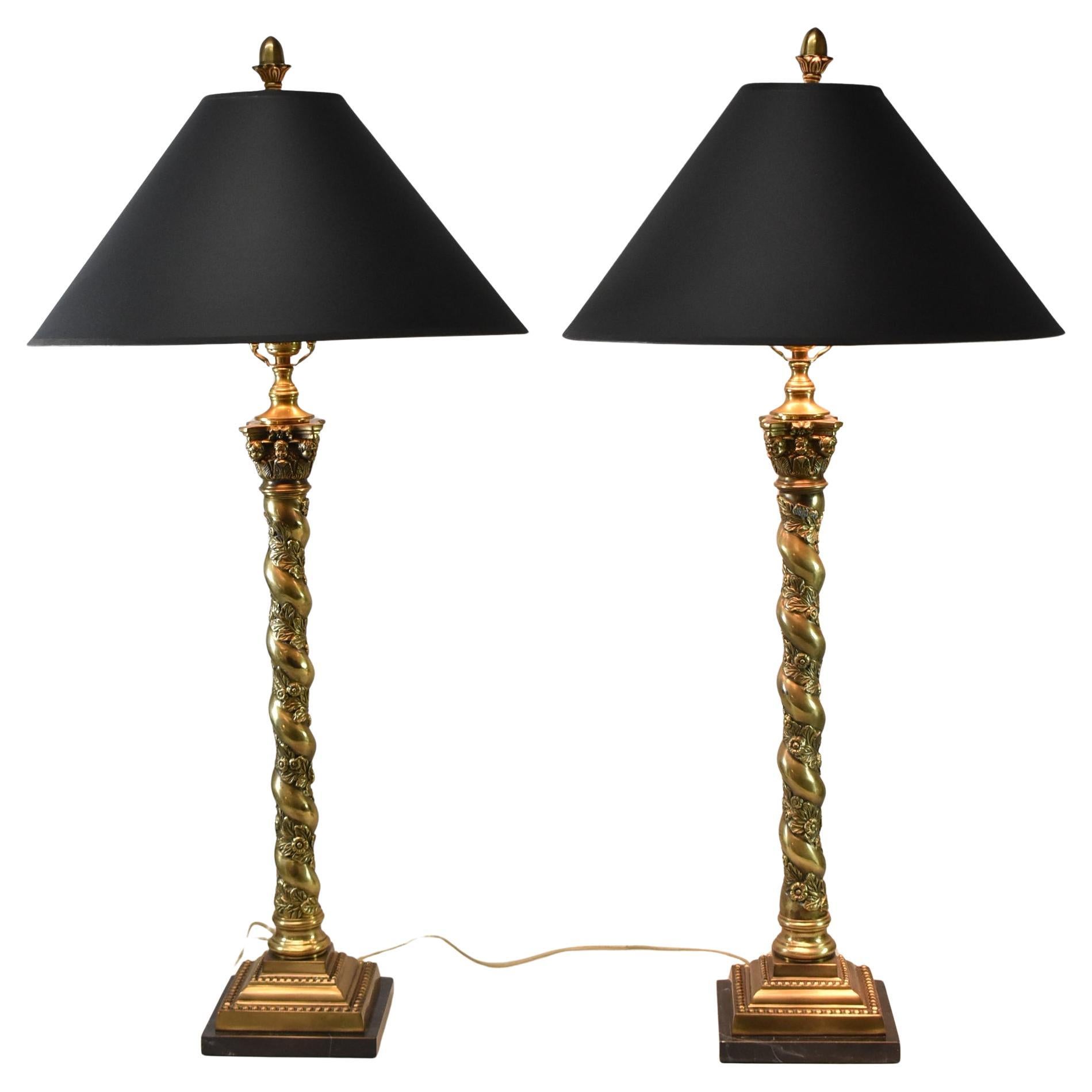 Paire de lampes de table ou de buffet néoclassiques en laiton et marbre