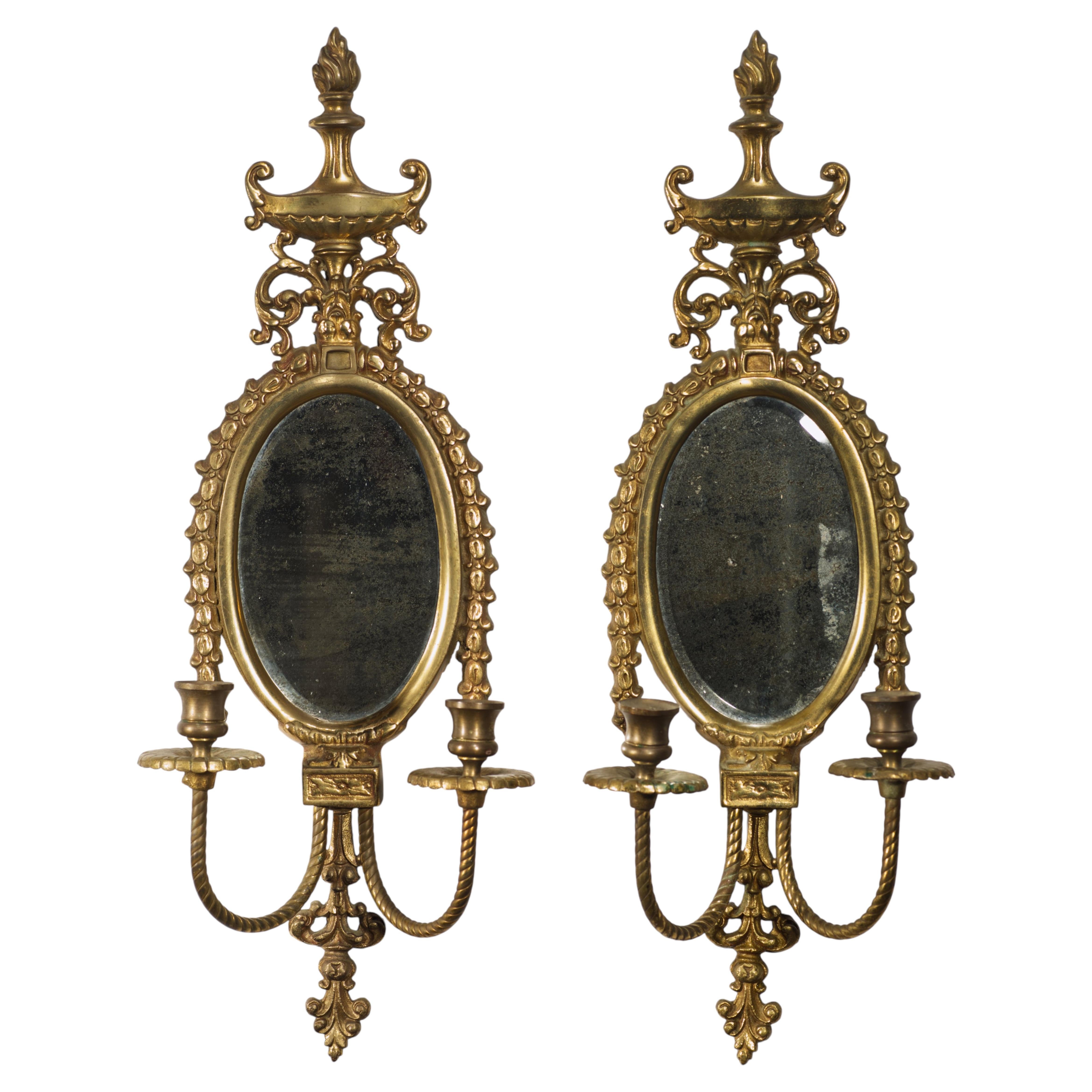 Par de apliques de pared neoclásicos de bronce con espejo y portavelas en venta