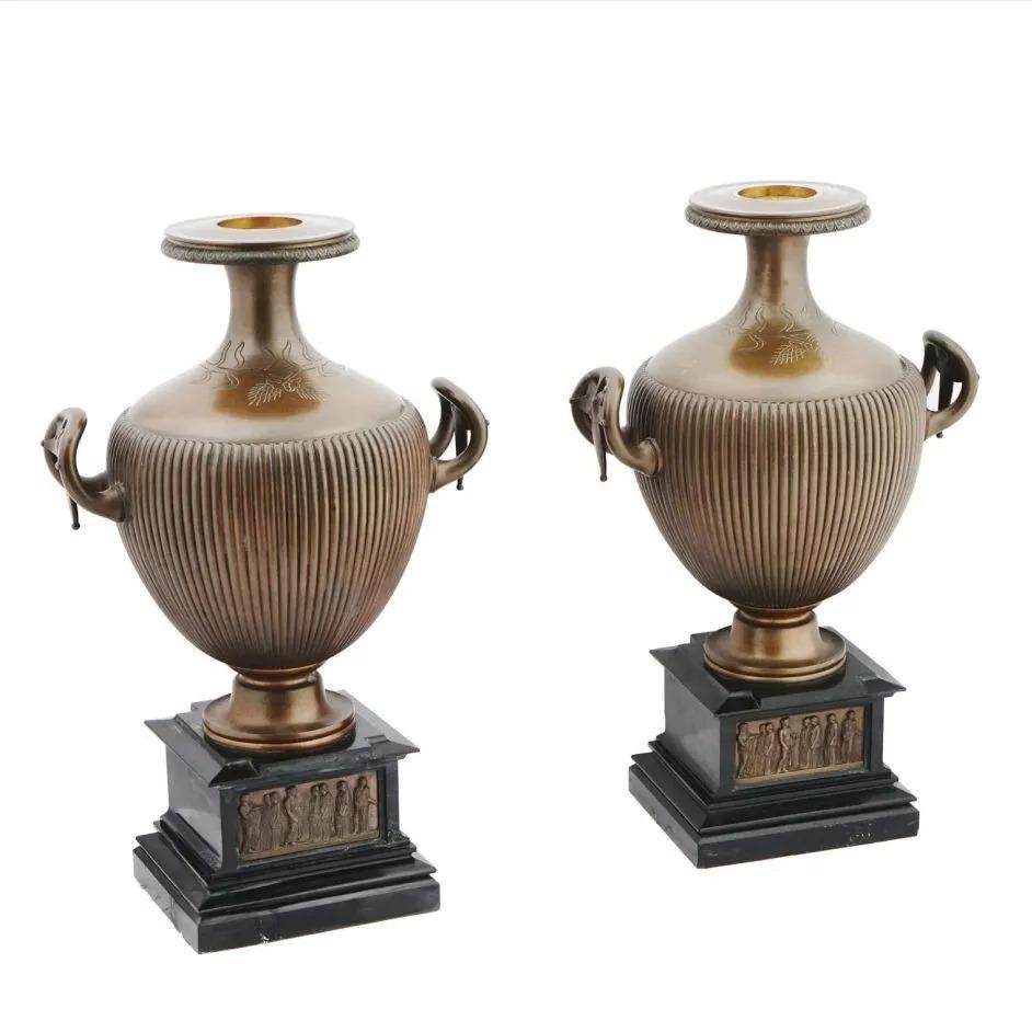 Coppia di vasi in bronzo neoclassici di ottima qualità a forma di idra greca su basi in ardesia.