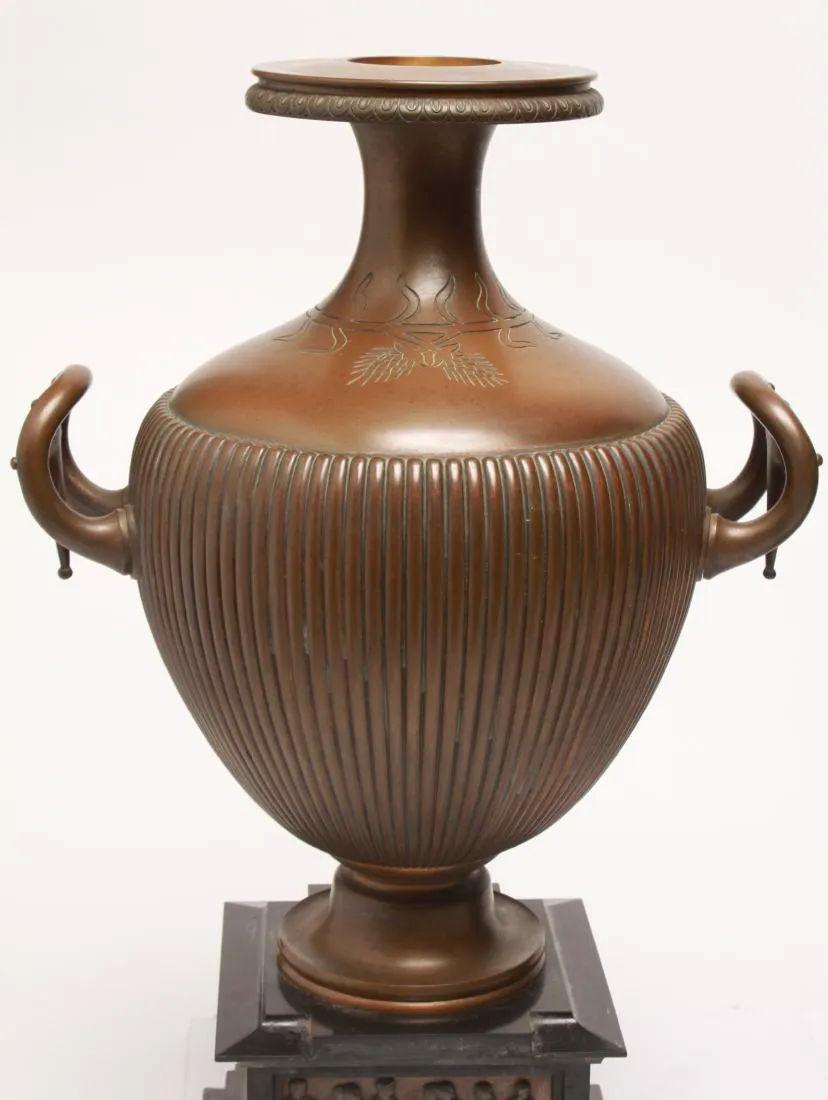 Paire de vases néoclassiques en bronze en forme de pots d'eau grecs Hydra Bon état - En vente à New York, NY