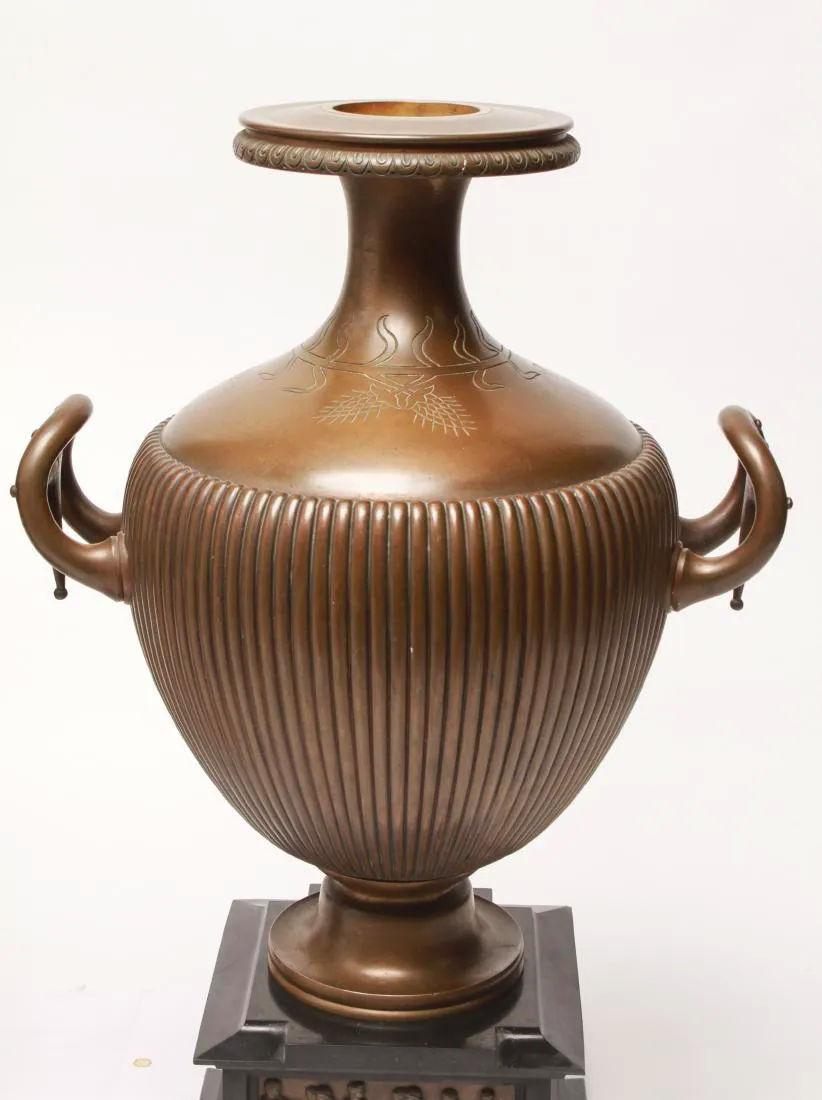 XIXe siècle Paire de vases néoclassiques en bronze en forme de pots d'eau grecs Hydra en vente