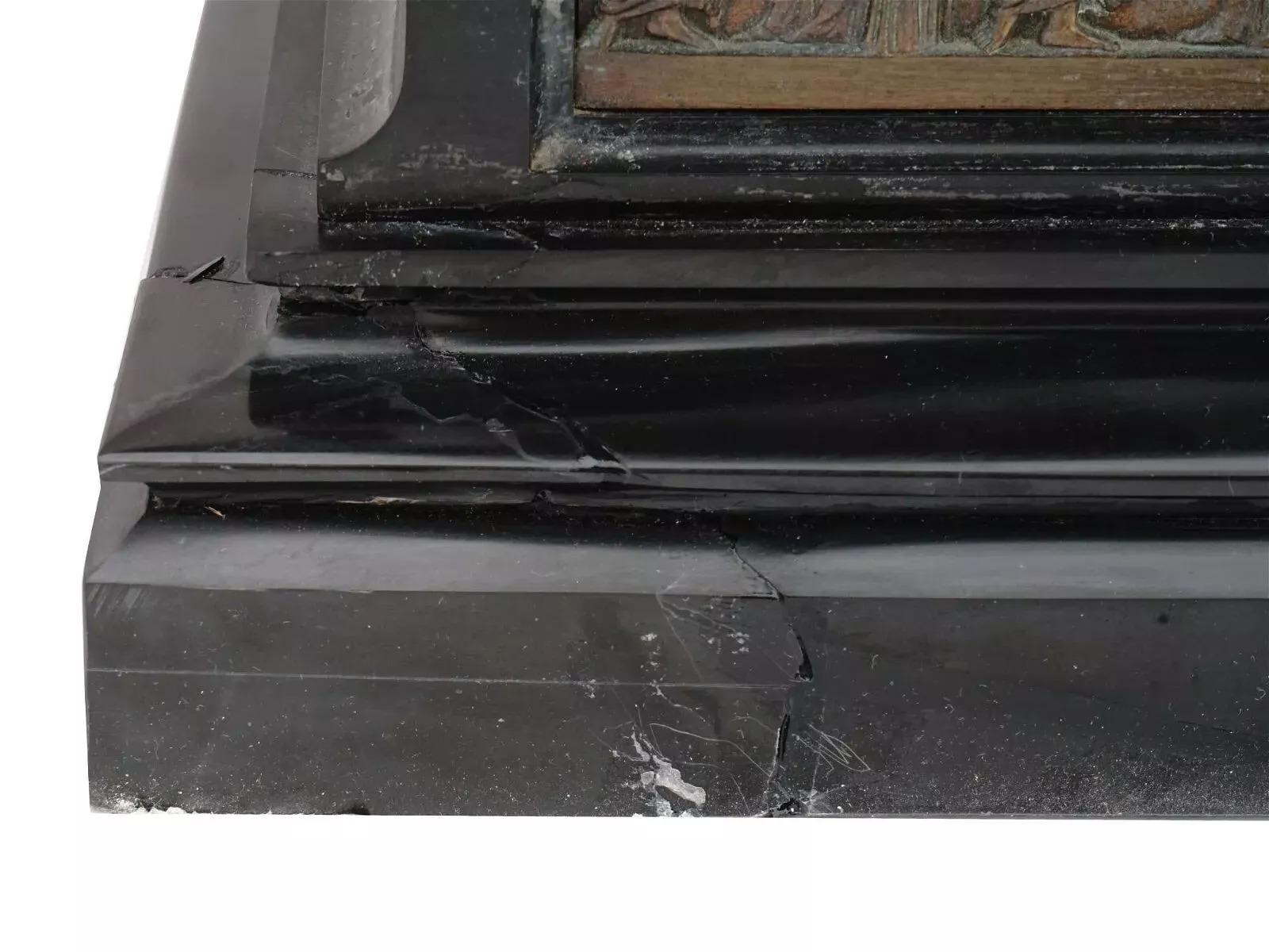 Coppia di vasi di bronzo neoclassici a forma di idra greca in vendita 1