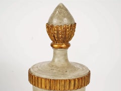 Par de Urnas Neoclásicas de Madera Tallada