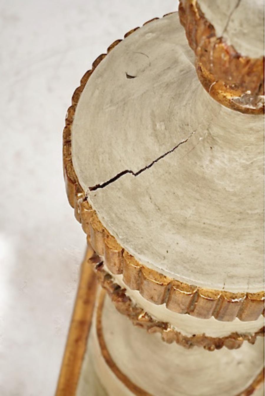 Par de Urnas Neoclásicas de Madera Tallada en venta 2