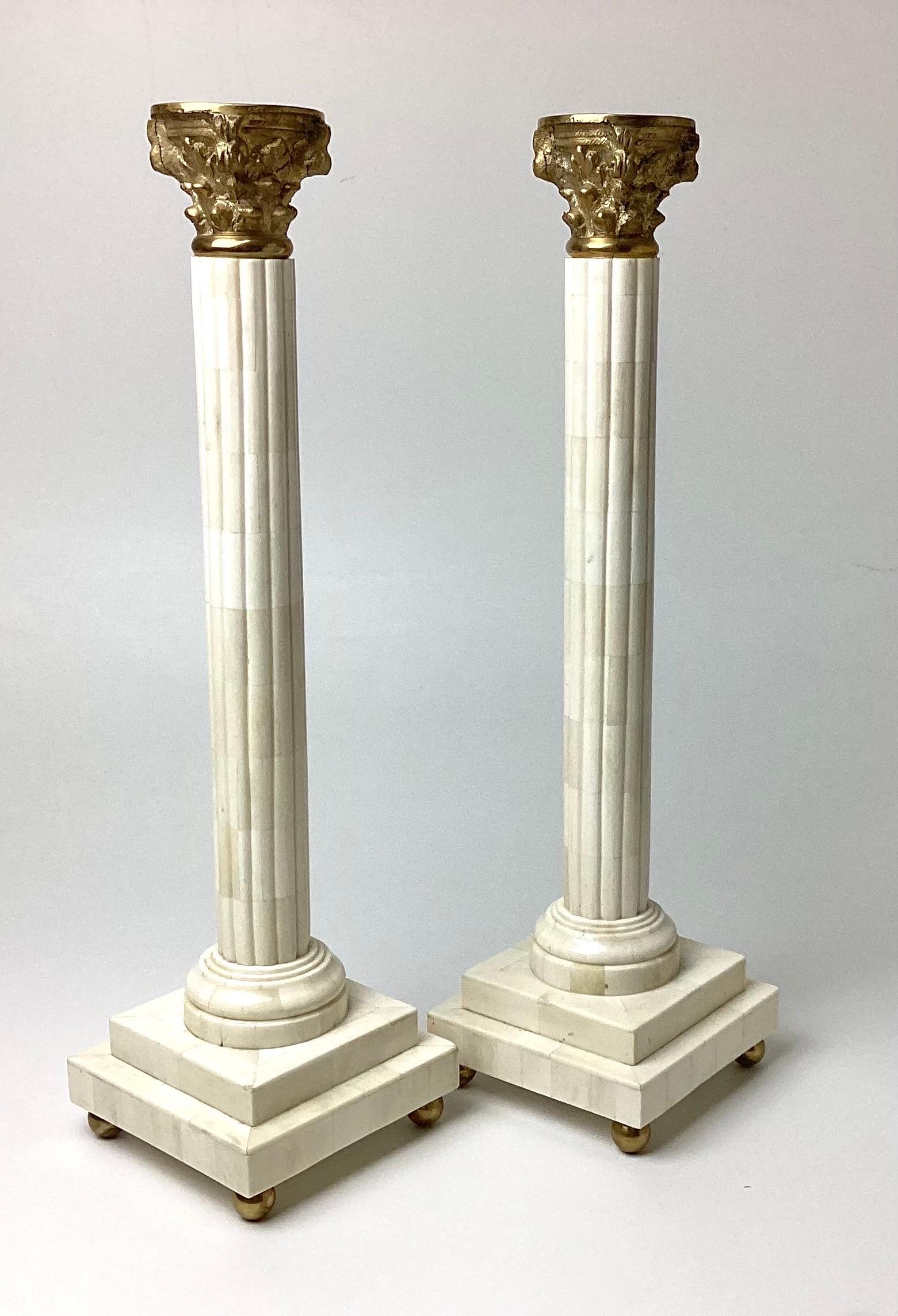 Paar neoklassizistische Säulenleuchter mit Halterungen aus Bronze oder Messing. Kolumbus sind aus Stein gefertigt.