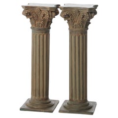 Paire de piédestaux de sculpture composites de forme colonne corinthienne néoclassique du 20ème siècle