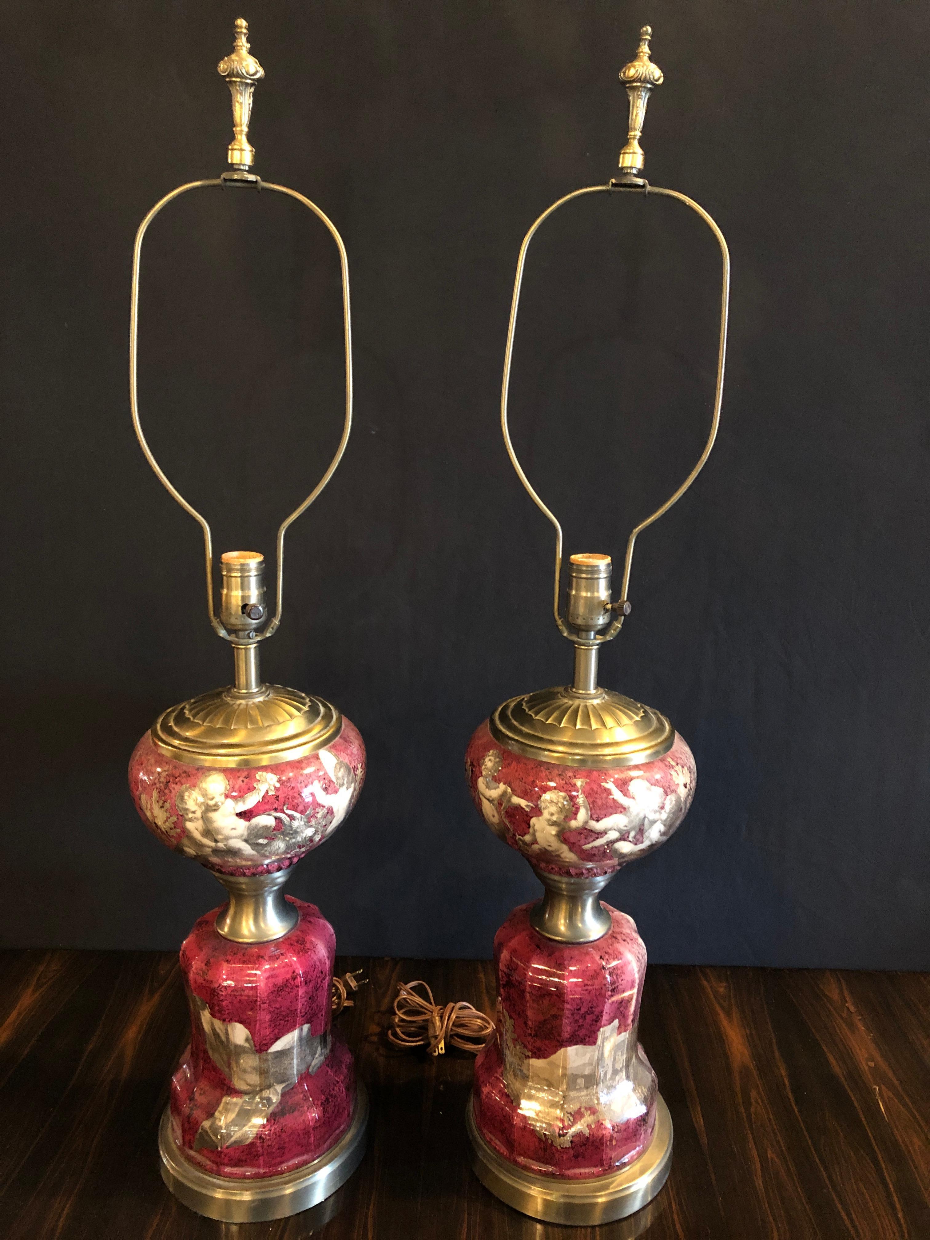 Paire de lampes de bureau néoclassiques en verre canneberge décorées d'un chérubin et de décorations en relief en vente 5