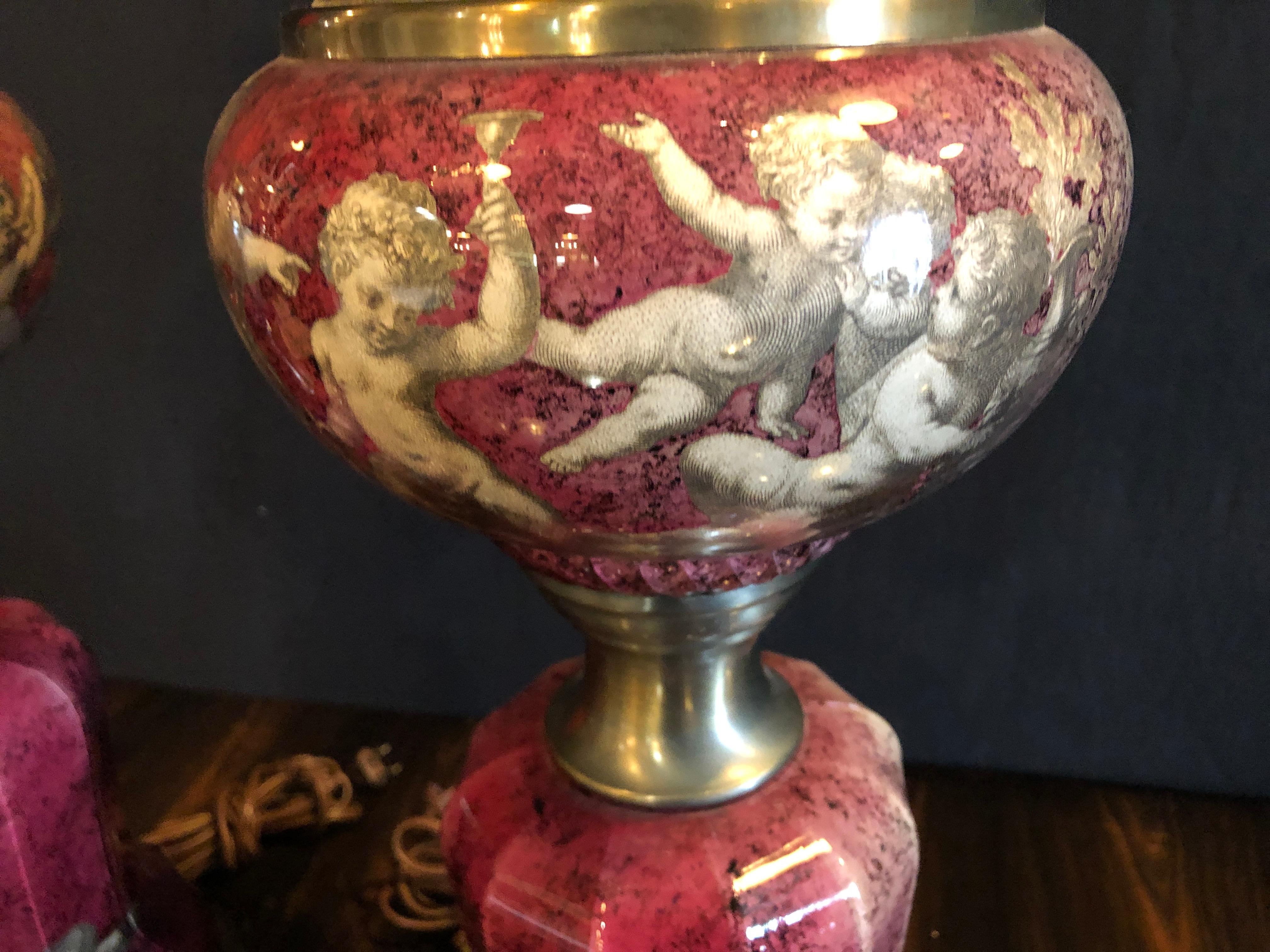 Néoclassique Paire de lampes de bureau néoclassiques en verre canneberge décorées d'un chérubin et de décorations en relief en vente