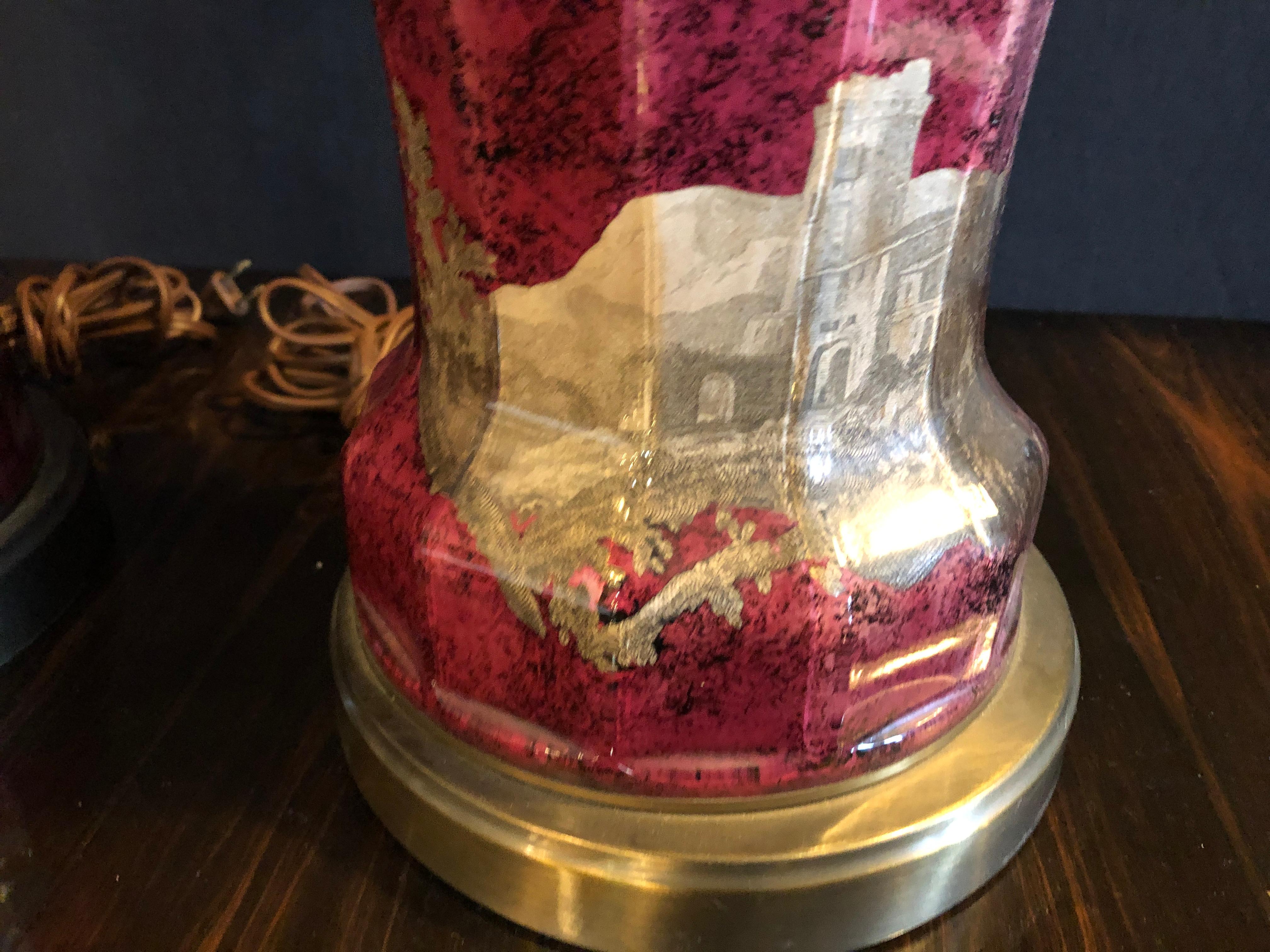 Coppia di lampade da tavolo neoclassiche in vetro mirtillo rosso a decoupage con decorazione a cherubino In condizioni buone in vendita a Manhasset, NY