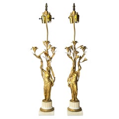 Paar neoklassizistische weibliche figurative Tischlampen aus vergoldeter Bronze