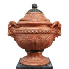 Paire d'urnes de jardin néoclassiques en terre cuite, ornées de figures et de motifs végétaux, avec socles
