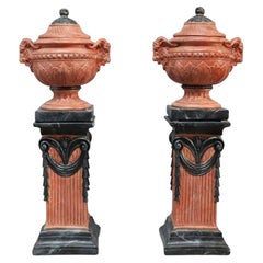 Paire d'urnes de jardin néoclassiques en terre cuite, ornées de figures et de motifs végétaux, avec socles