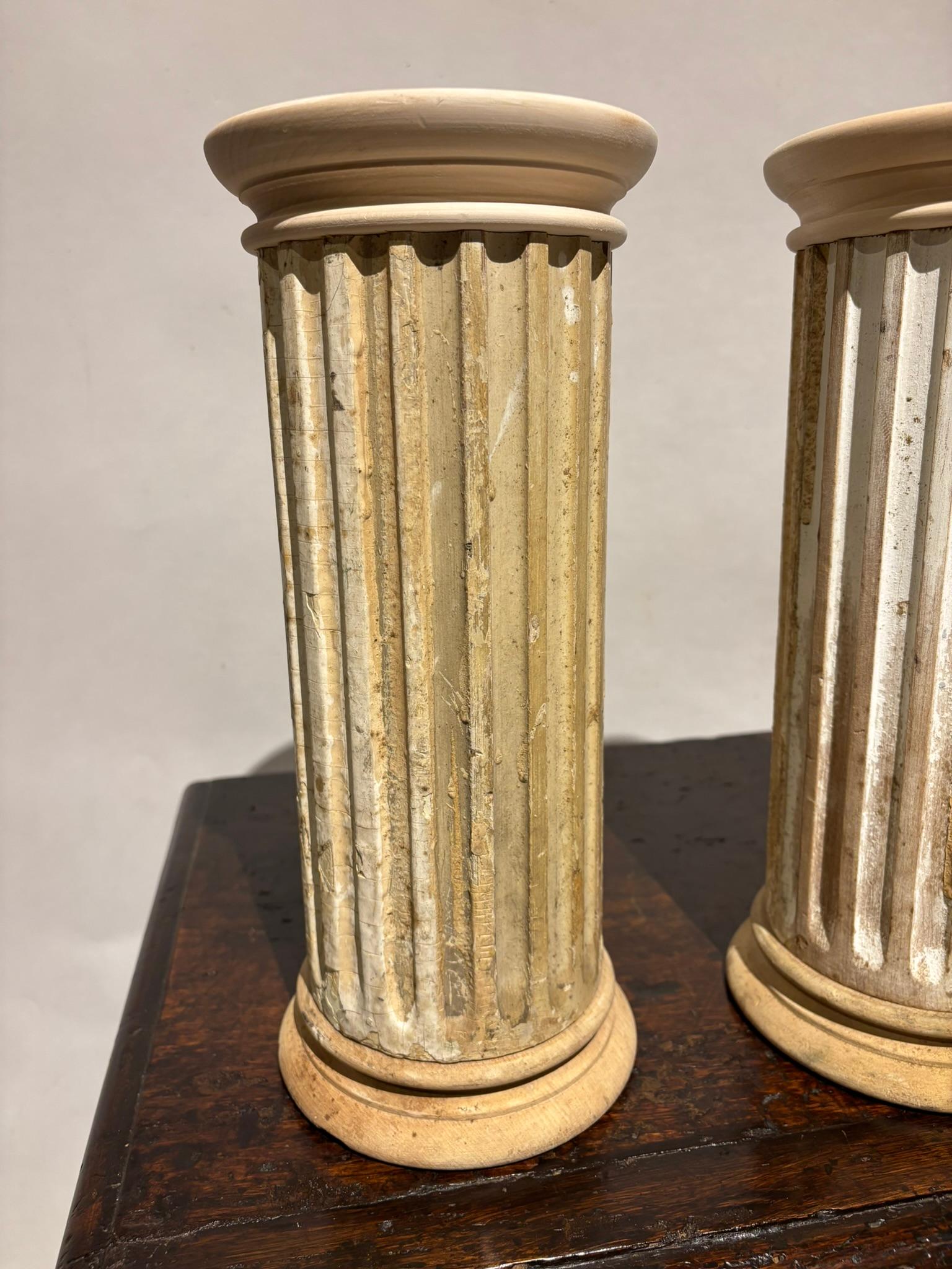 Paire de colonnes décoratives néoclassiques cannelées et peintes 2