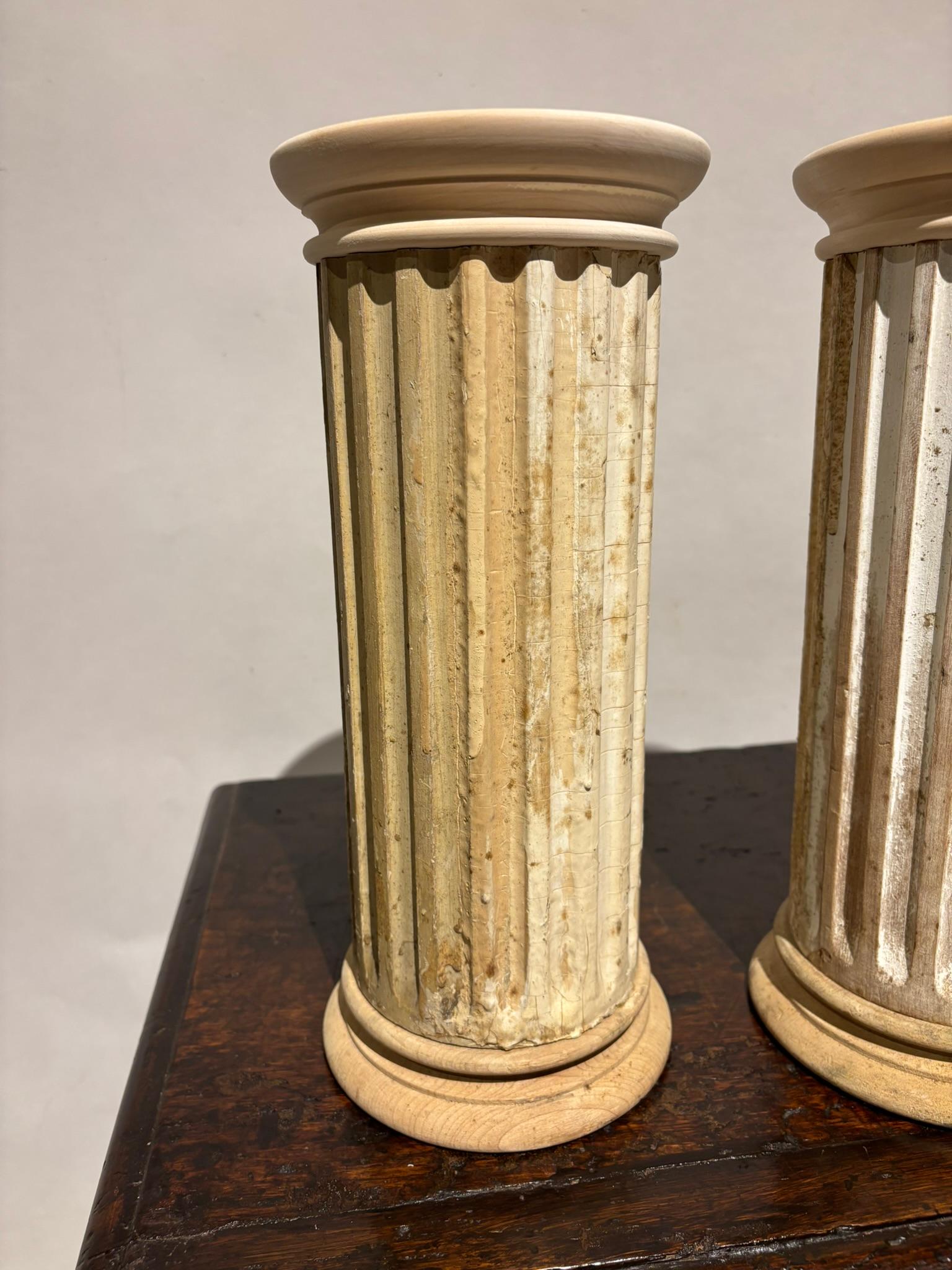 Paire de colonnes décoratives néoclassiques cannelées et peintes 4