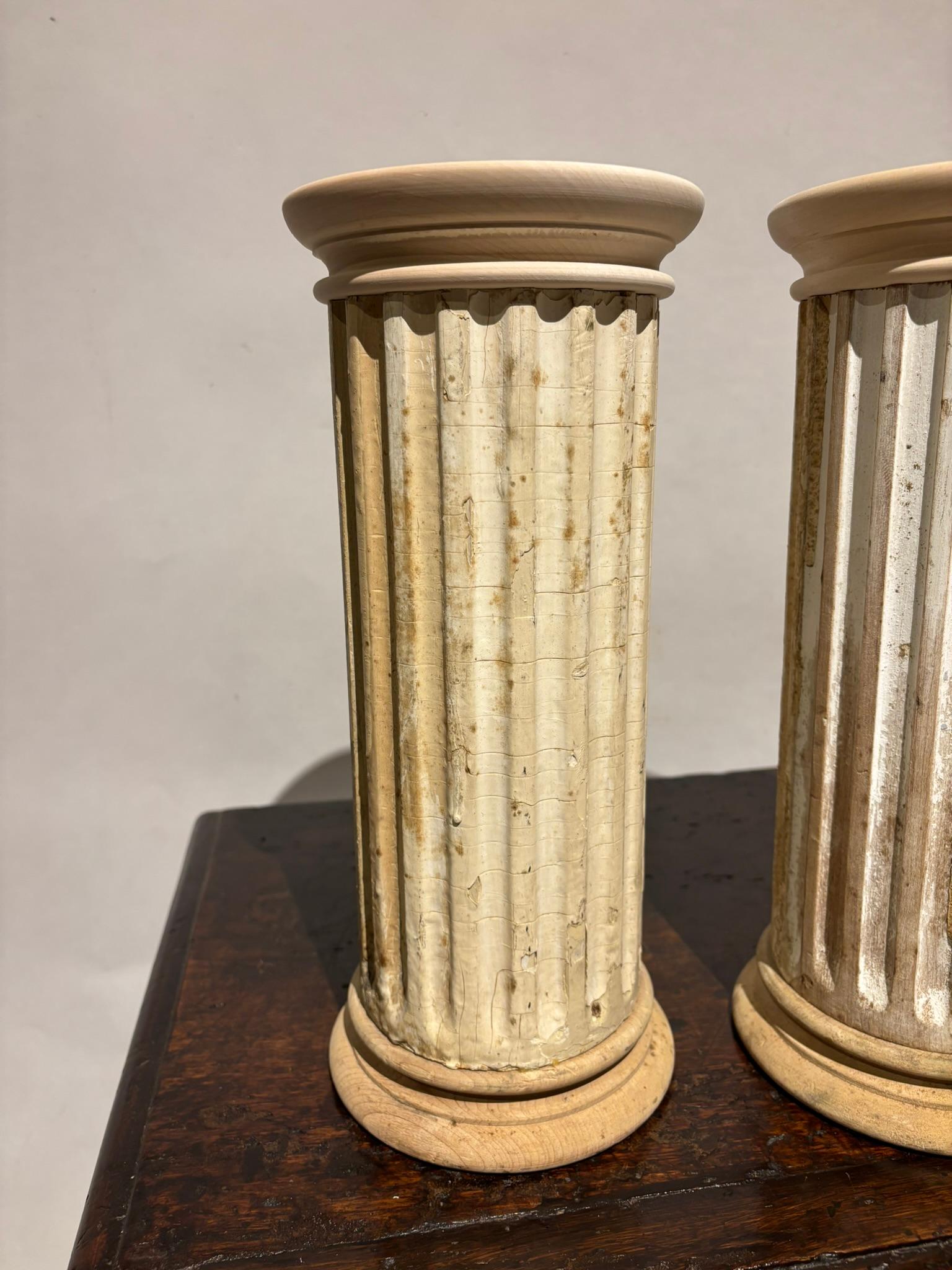Paire de colonnes décoratives néoclassiques cannelées et peintes 5
