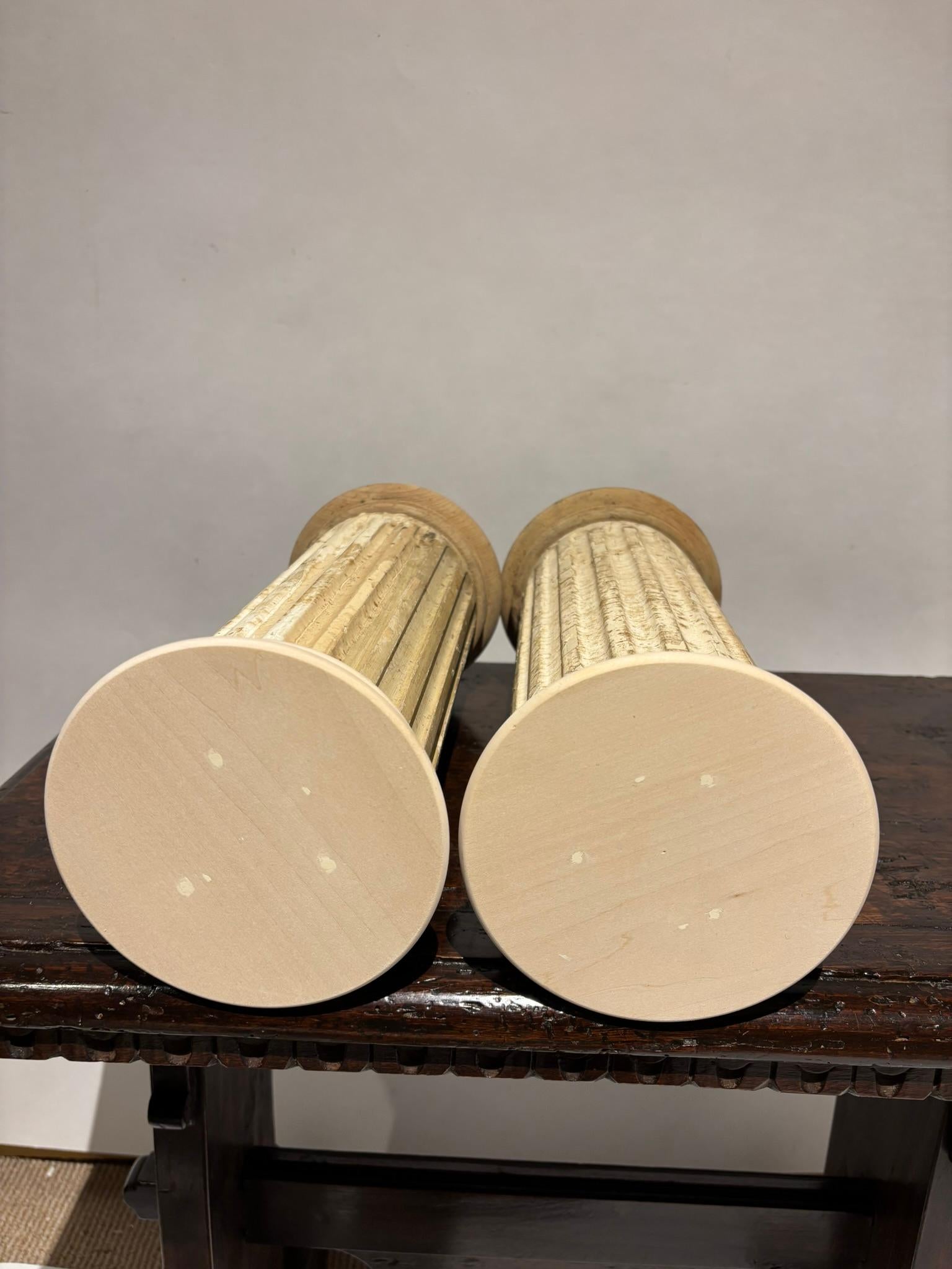 Paire de colonnes décoratives néoclassiques cannelées et peintes 7