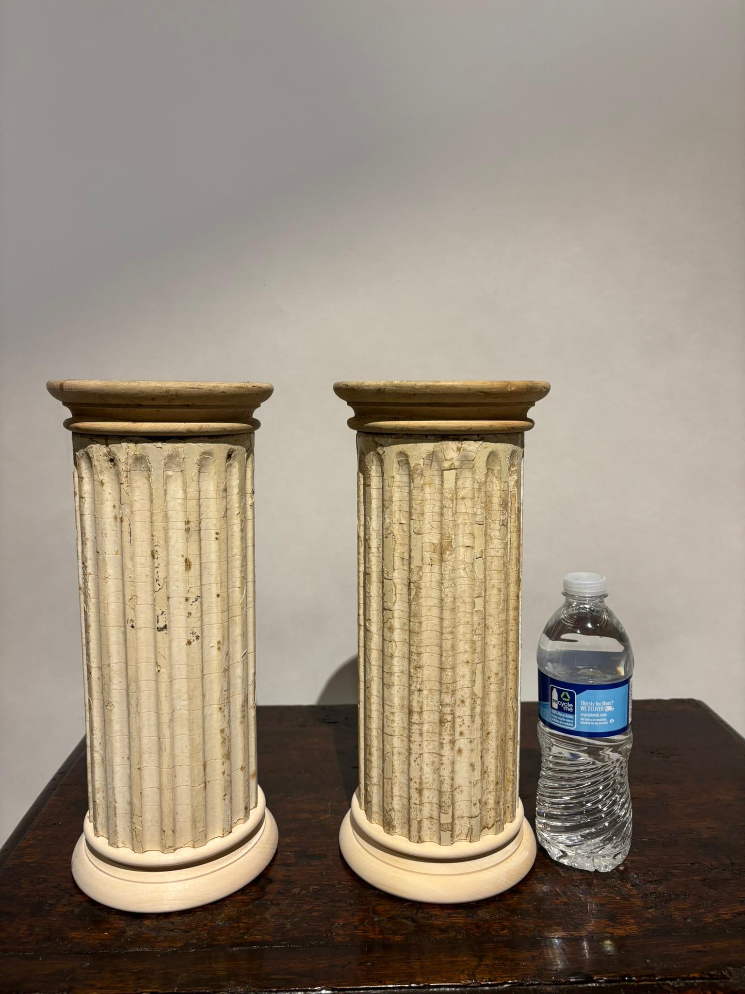 Paire de colonnes décoratives néoclassiques cannelées et peintes 8