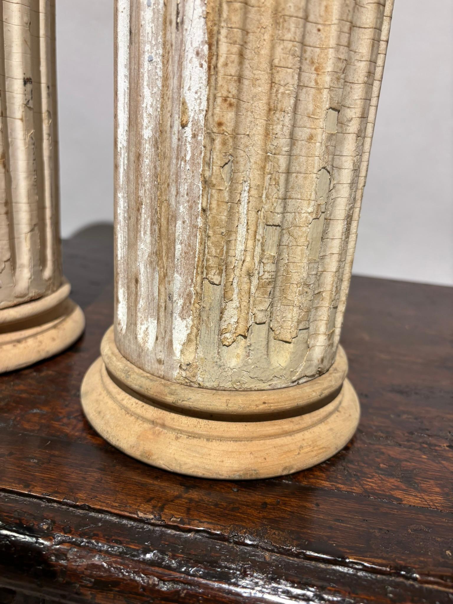 Paire de colonnes décoratives néoclassiques cannelées et peintes 9