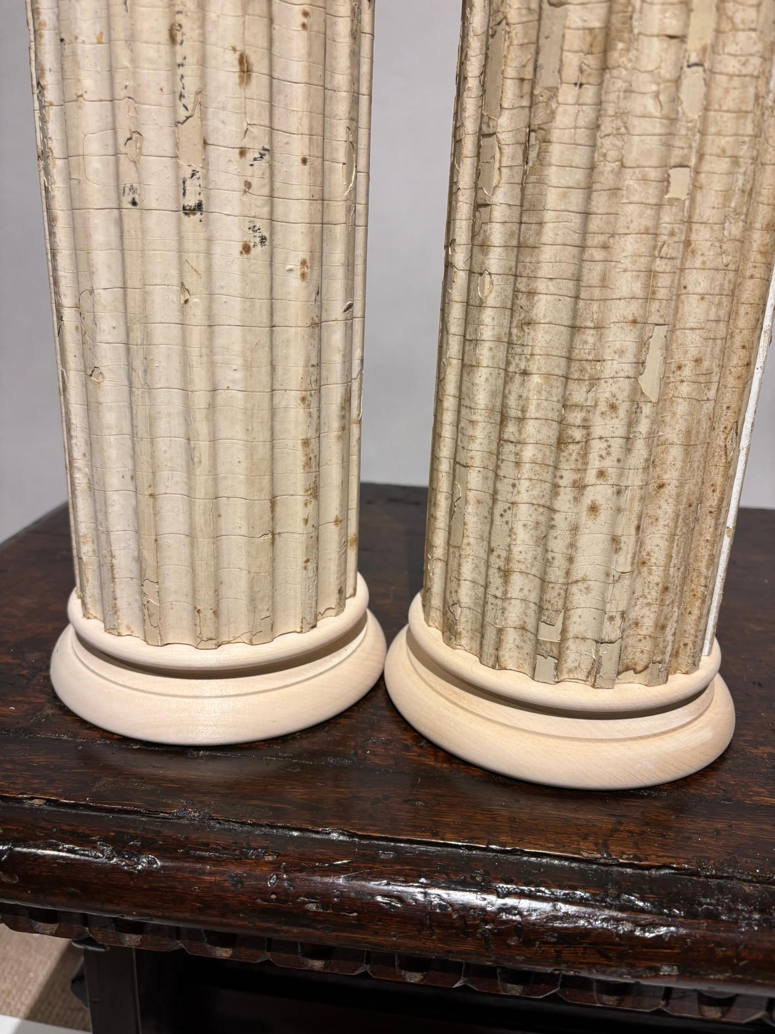 Paire de colonnes décoratives néoclassiques cannelées et peintes 10