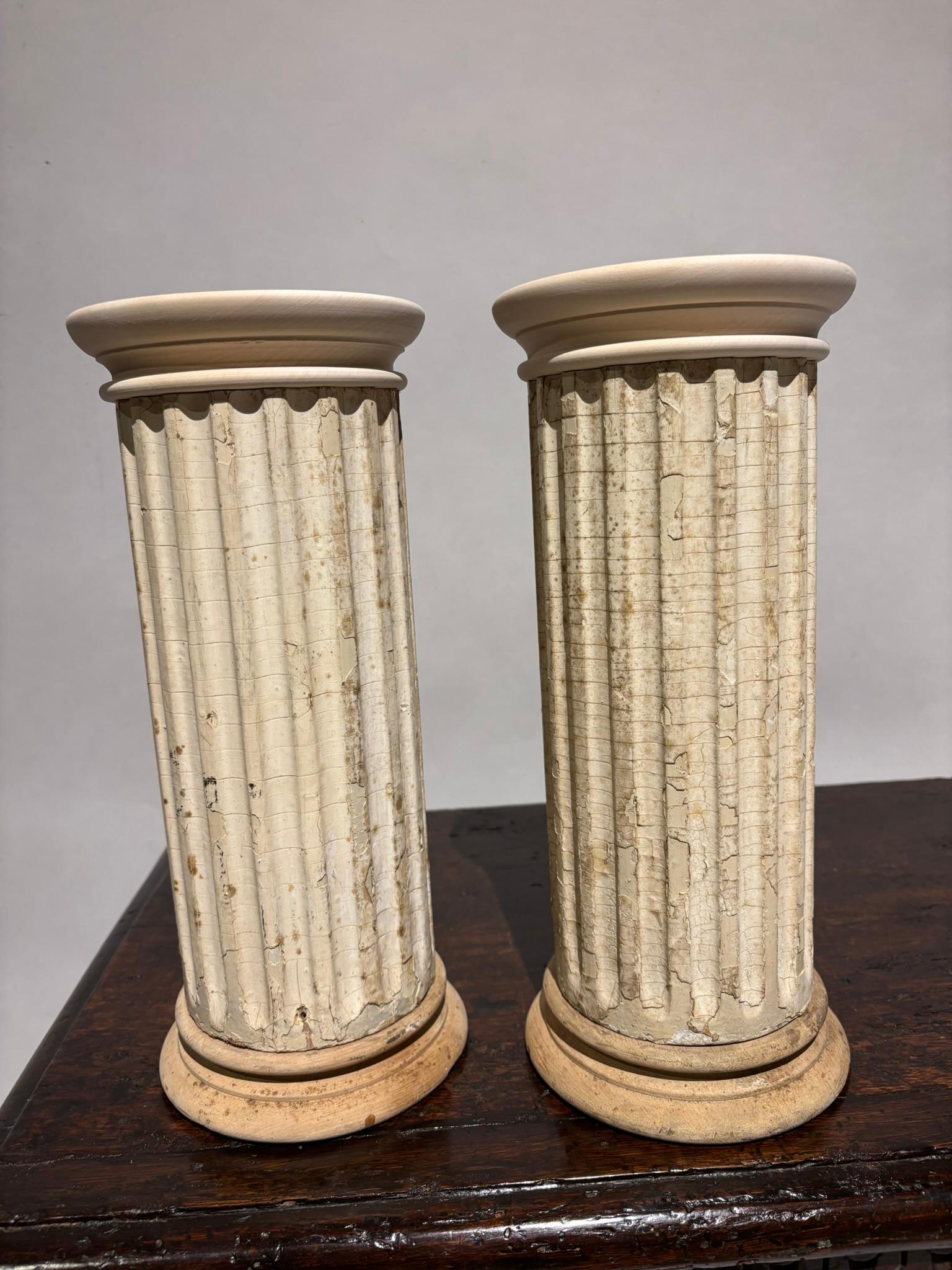 Paire de colonnes cannelées de la fin du 18e ou du début du 19e siècle avec une surface peinte ancienne. Ces petites colonnes étaient probablement des décorations architecturales d'une maison de l'époque Feder. Ils constitueront des bases uniques