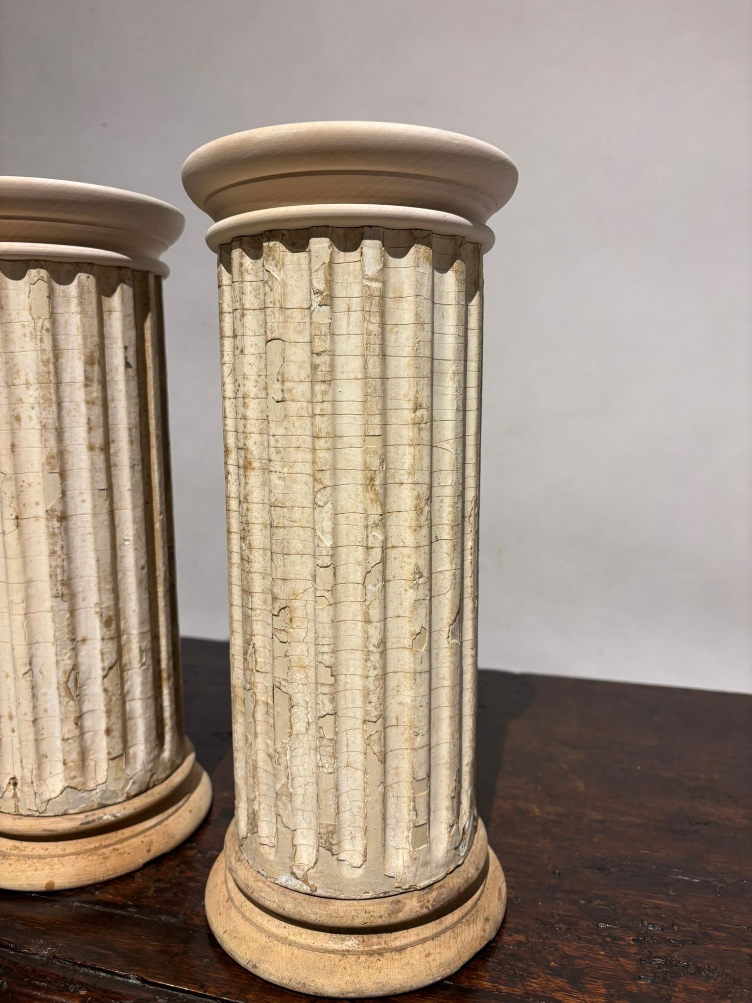 Néoclassique Paire de colonnes décoratives néoclassiques cannelées et peintes