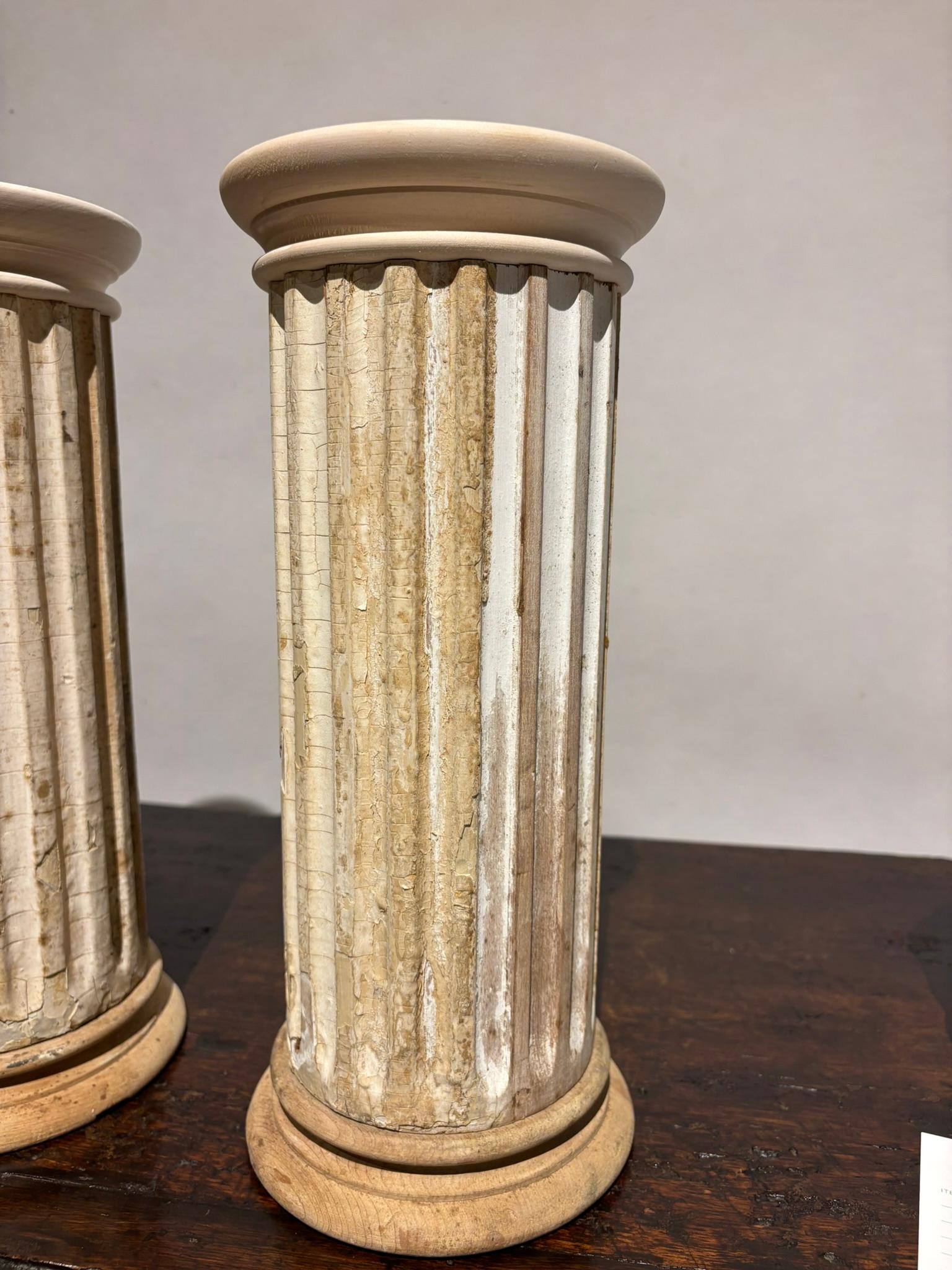 Sculpté à la main Paire de colonnes décoratives néoclassiques cannelées et peintes