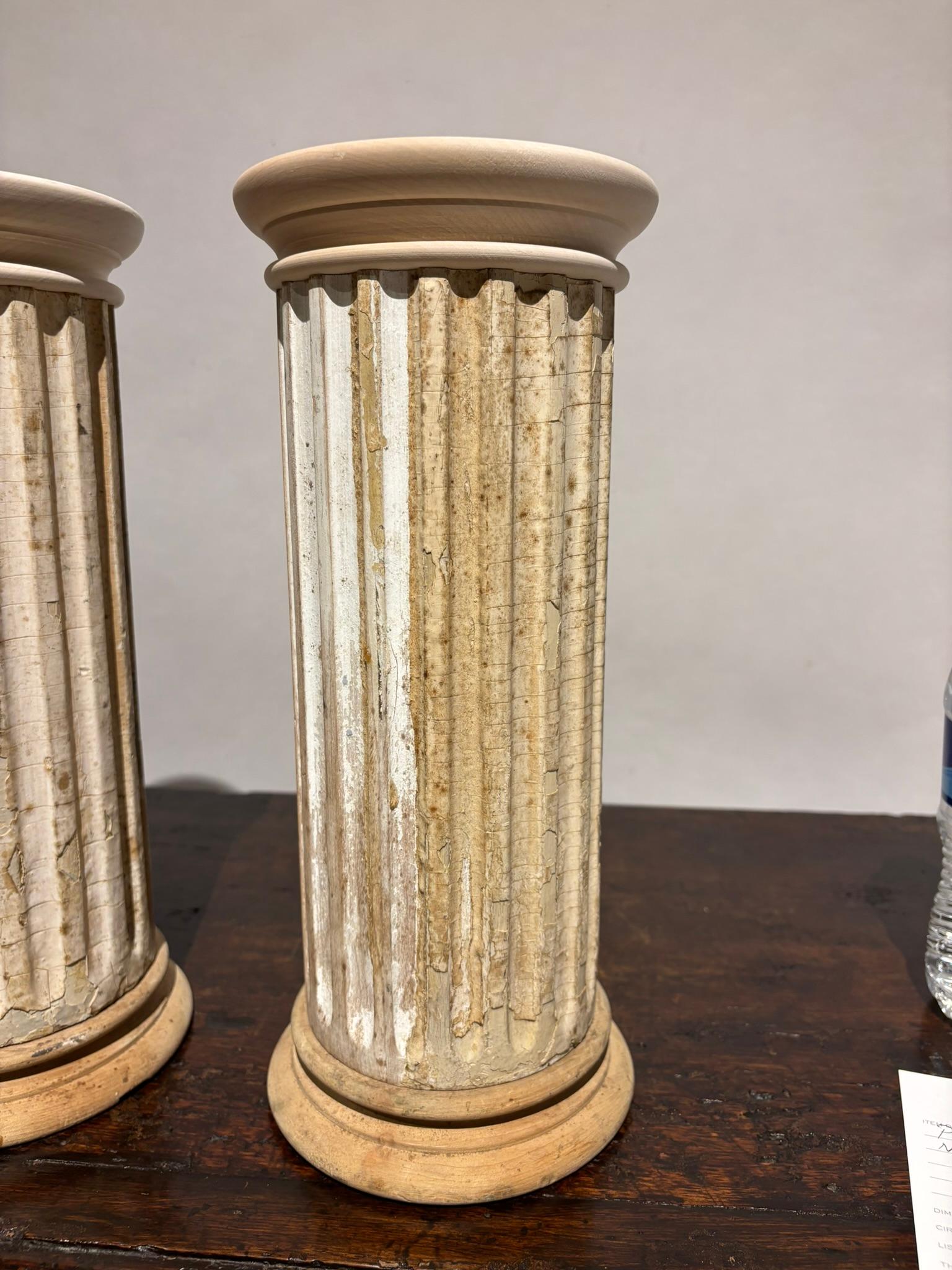 XIXe siècle Paire de colonnes décoratives néoclassiques cannelées et peintes