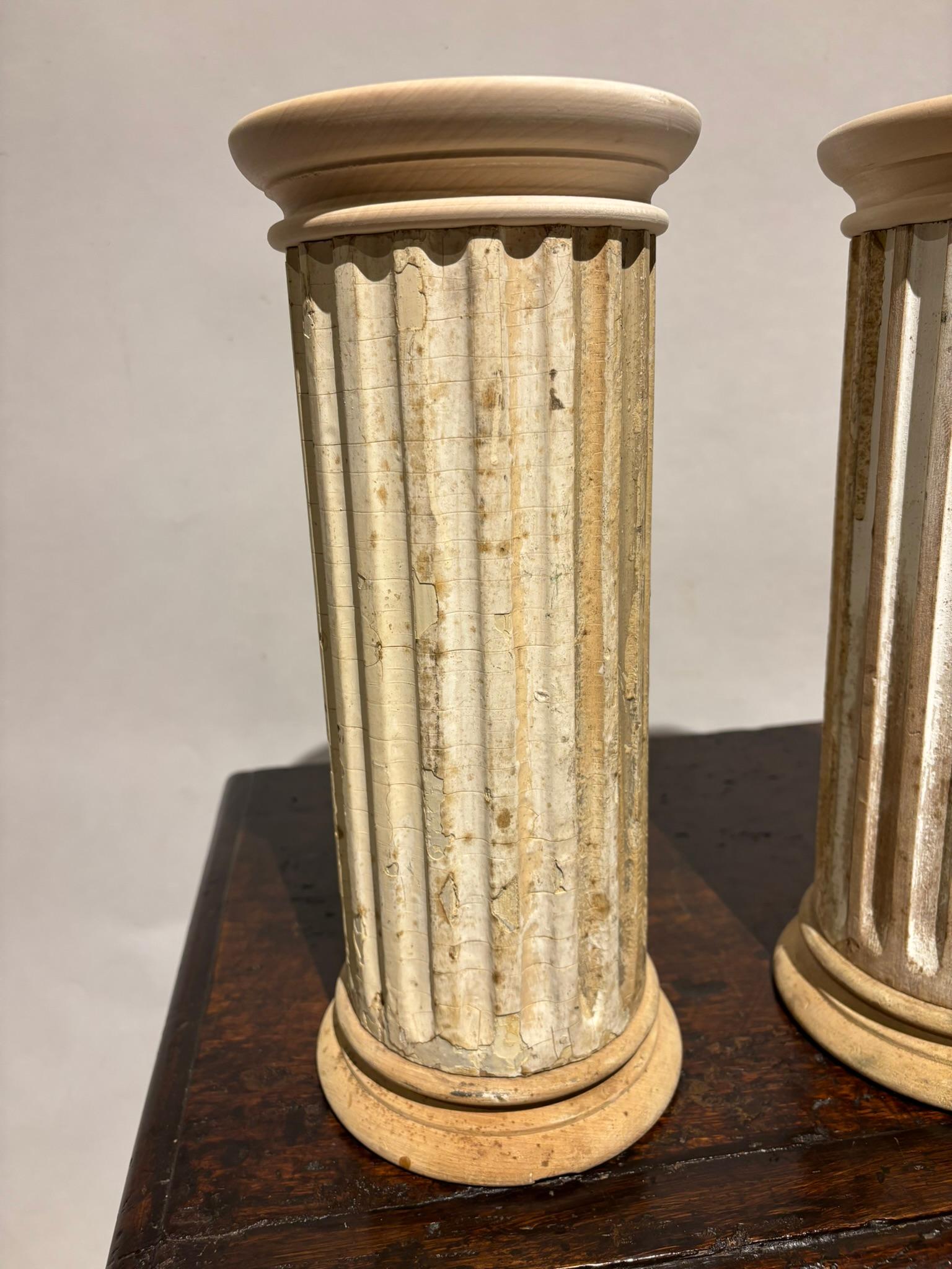 Paire de colonnes décoratives néoclassiques cannelées et peintes 1