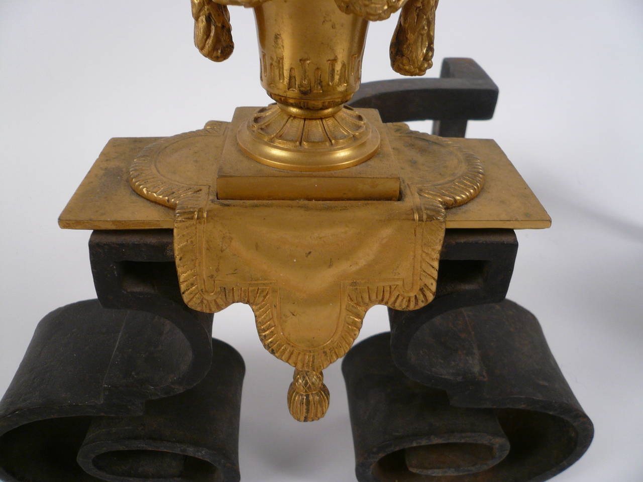 Neoklassizistischer Feuerböcke aus vergoldeter Bronze und Schmiedeeisen, Caldwell zugeschrieben, Paar (amerikanisch) im Angebot