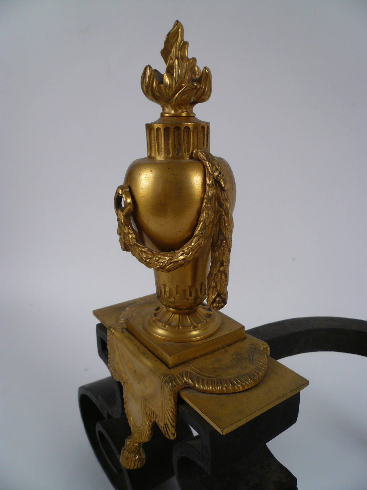 Neoklassizistischer Feuerböcke aus vergoldeter Bronze und Schmiedeeisen, Caldwell zugeschrieben, Paar (Geschmiedet) im Angebot