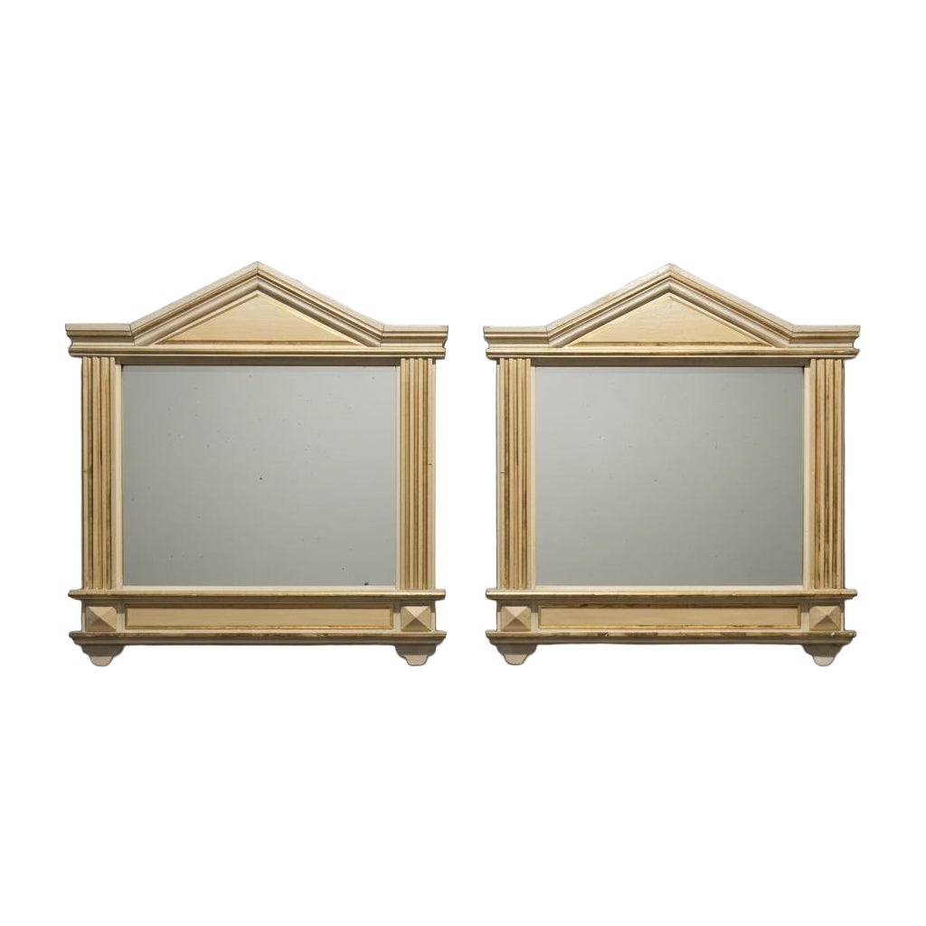 Paire de miroirs néoclassiques peints et partiellement dorés en vente