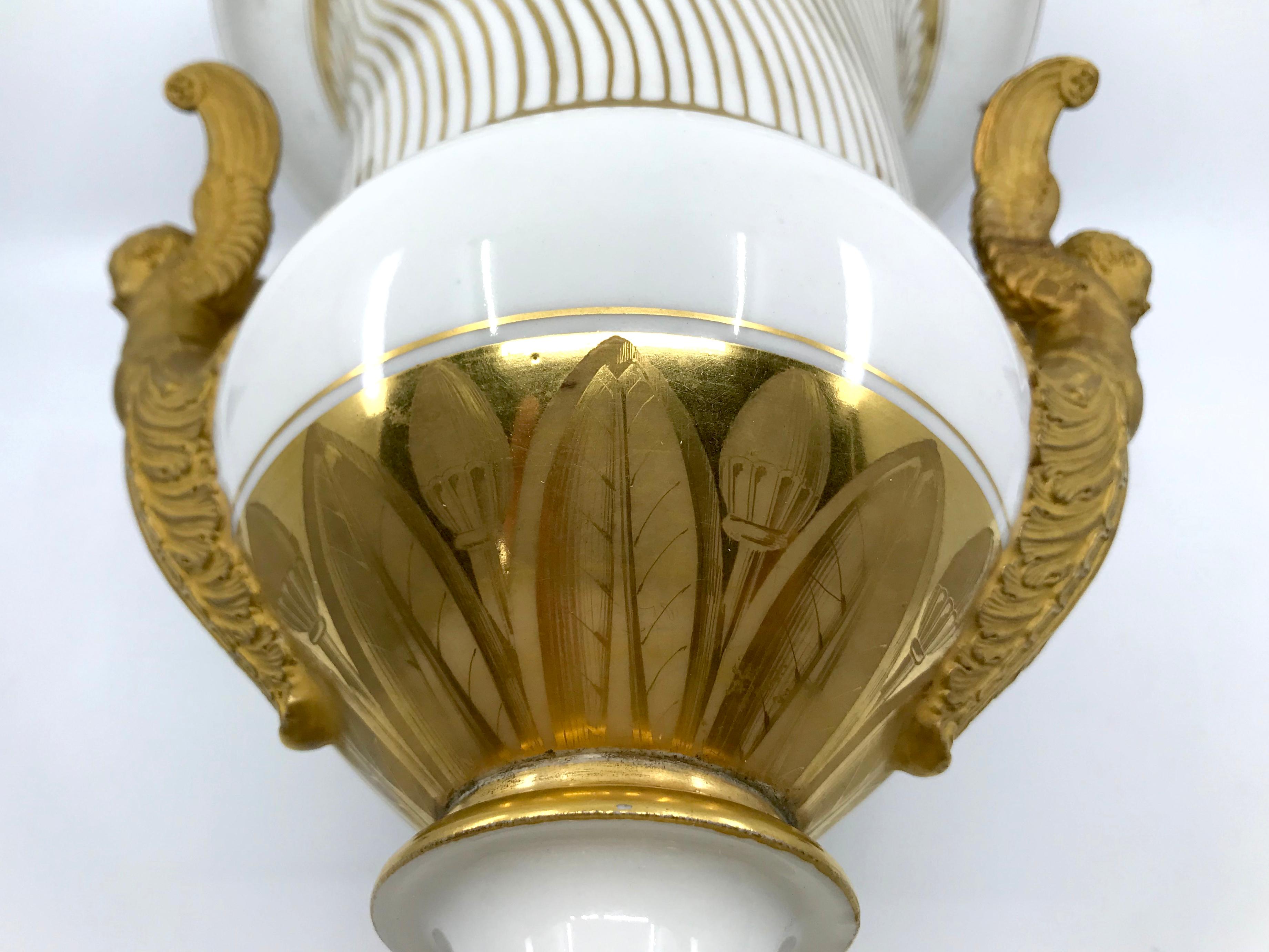 Paire de vases néoclassiques de Paris en porcelaine dorée en vente 2