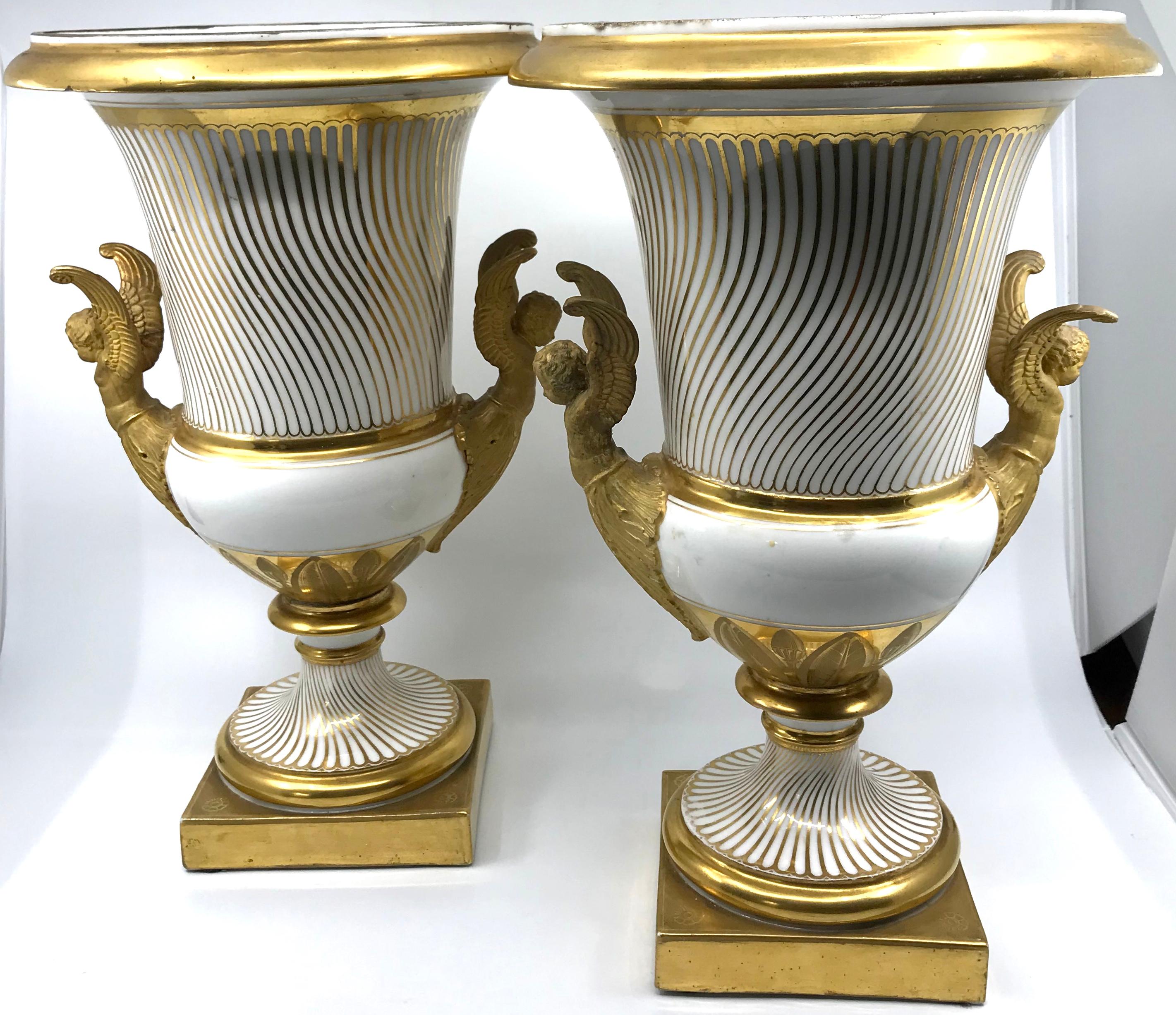 Paire de vases néoclassiques de Paris en porcelaine dorée en vente 4