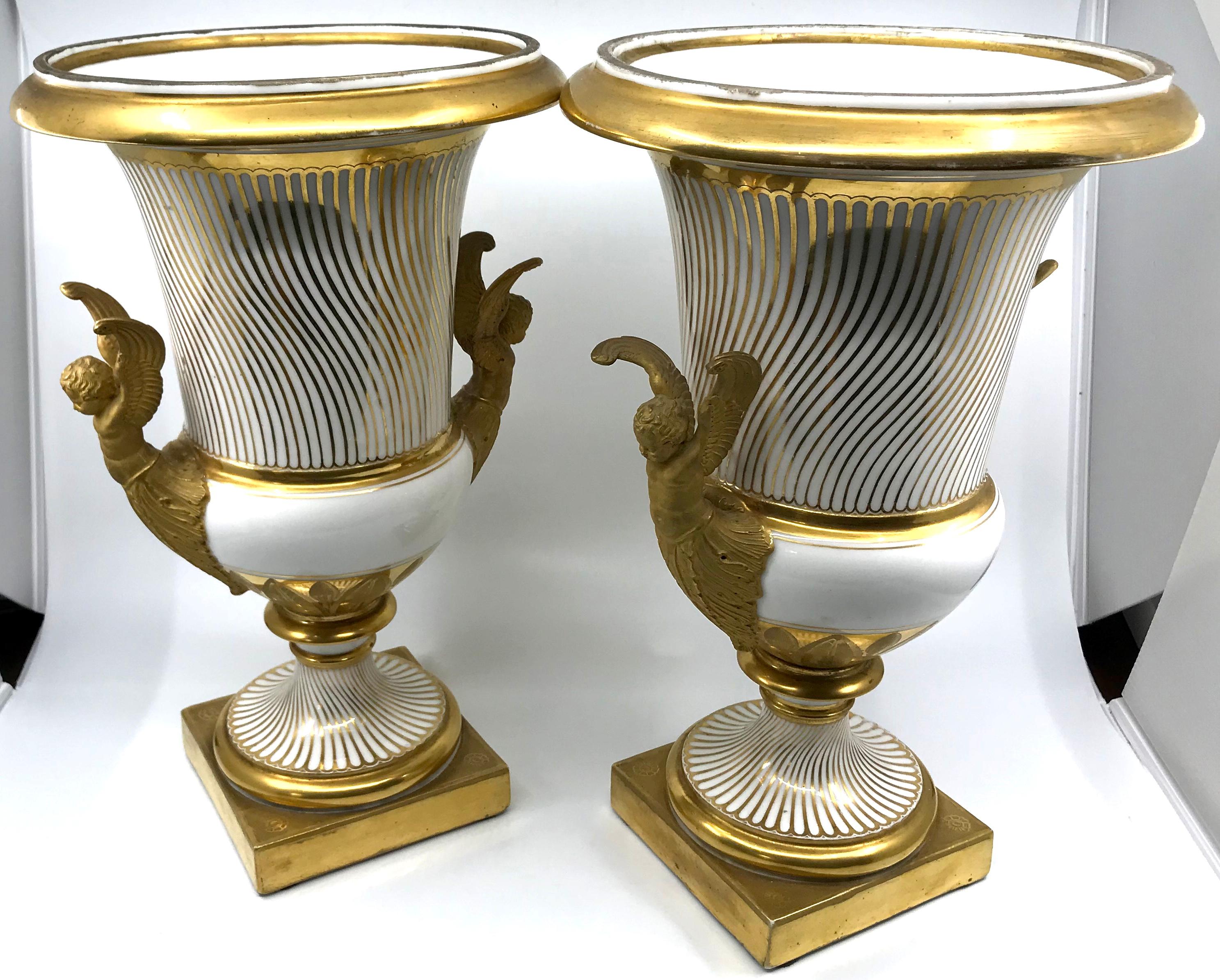 Paire de vases néoclassiques de Paris en porcelaine dorée en vente 5