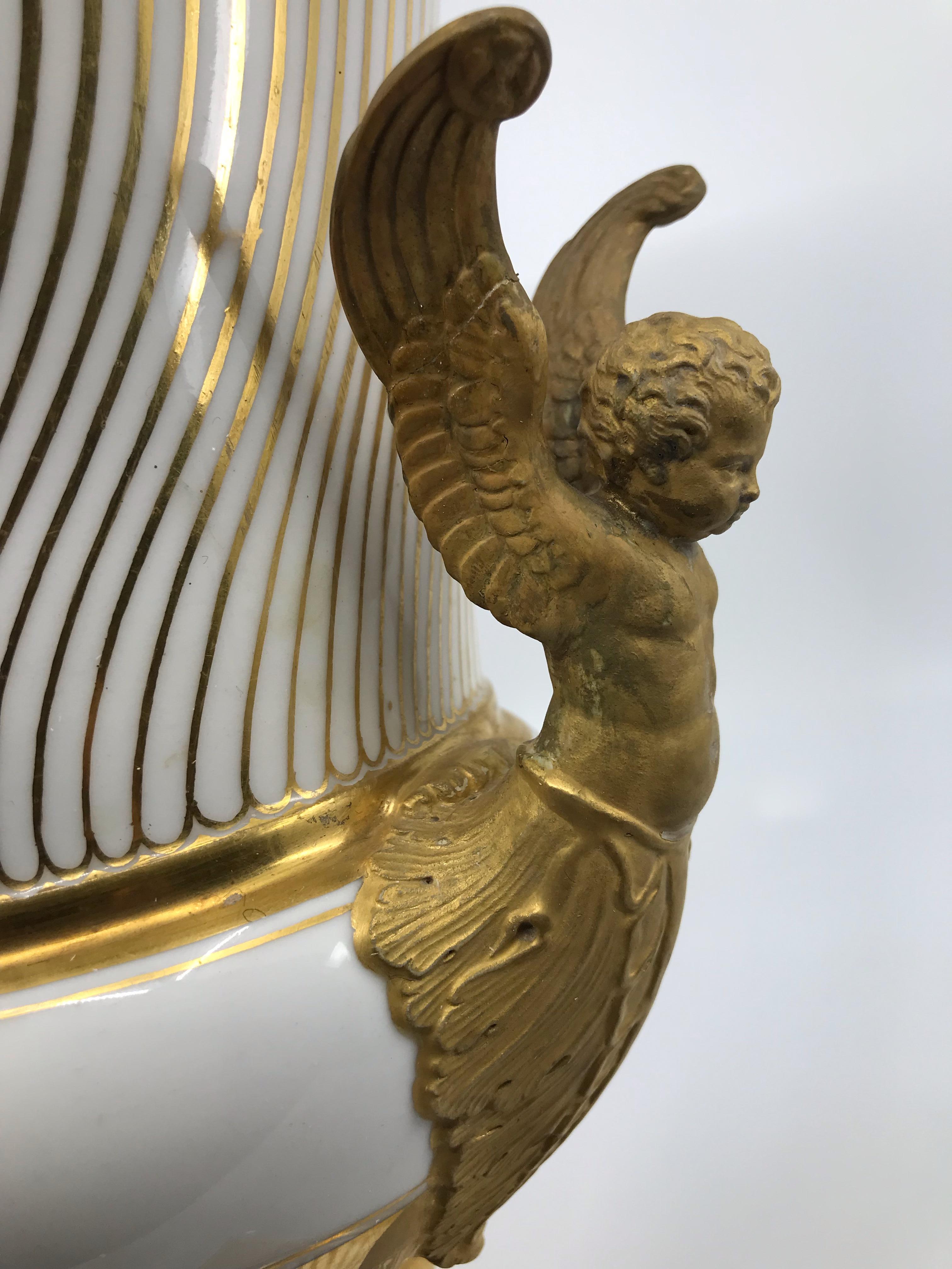 Coppia di vasi neoclassici di Parigi in porcellana dorata in vendita 6