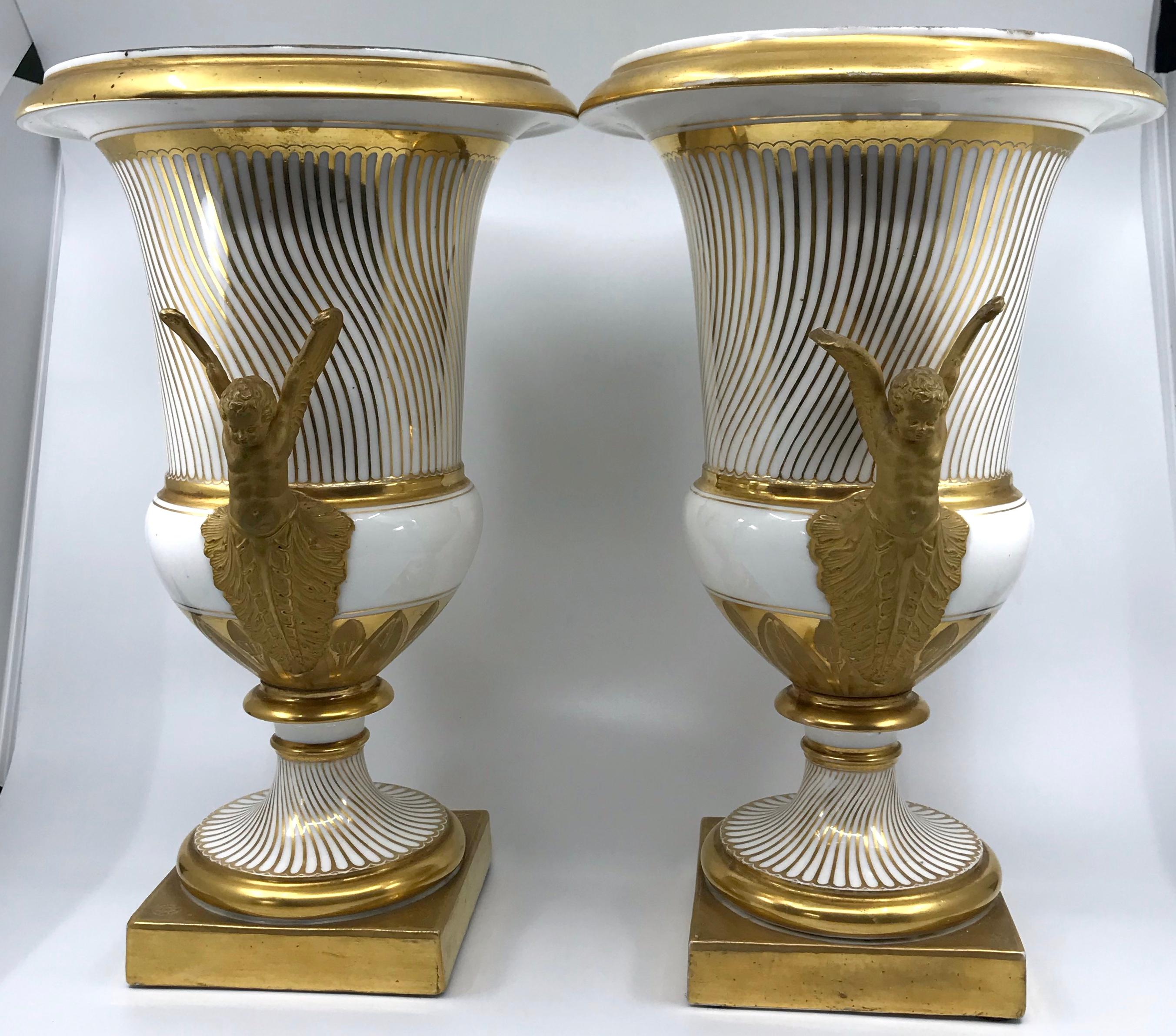 Empire Paire de vases néoclassiques de Paris en porcelaine dorée en vente