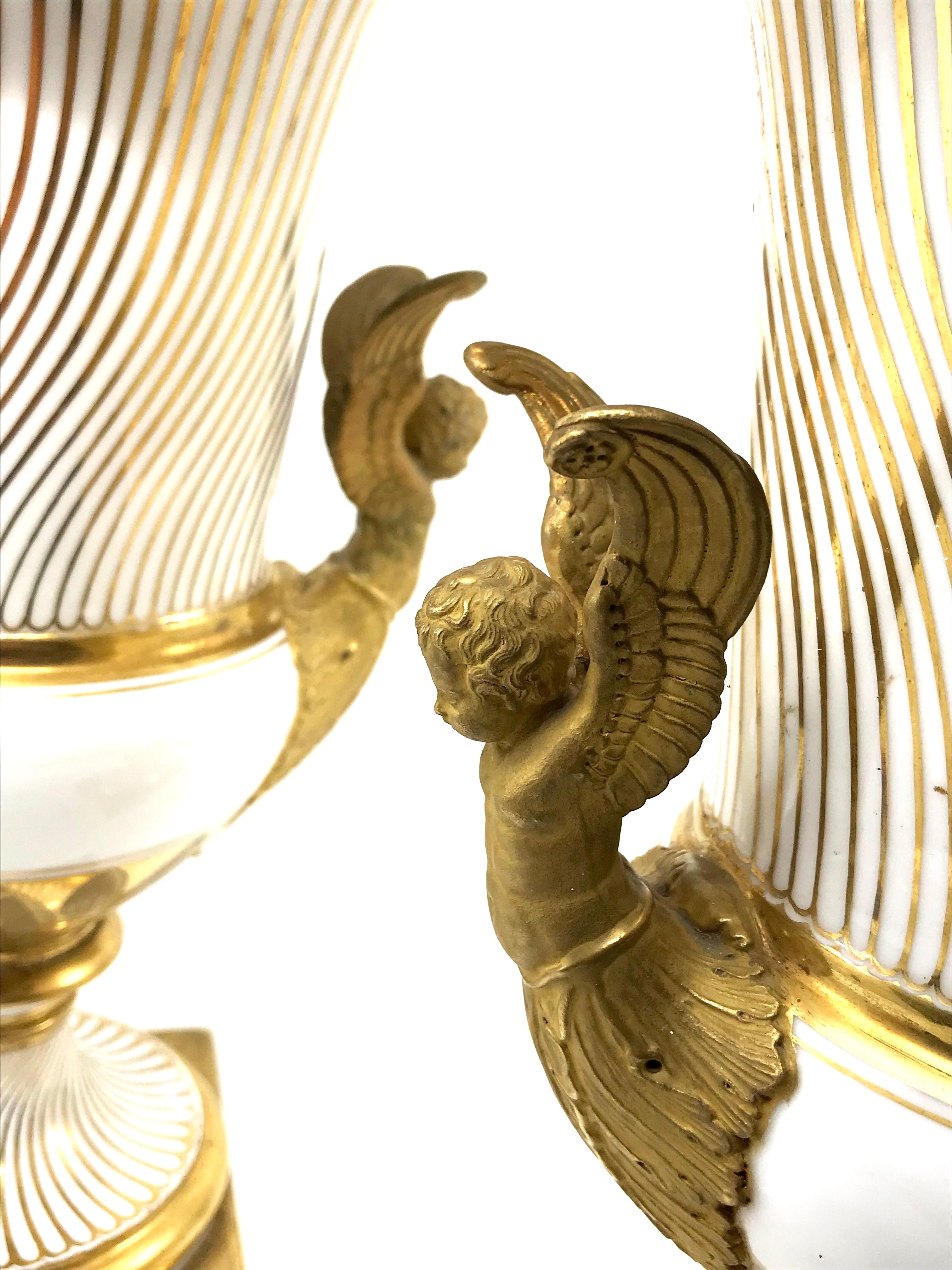 Paar neoklassische Pariser Porzellanvasen vergoldet (Französisch) im Angebot